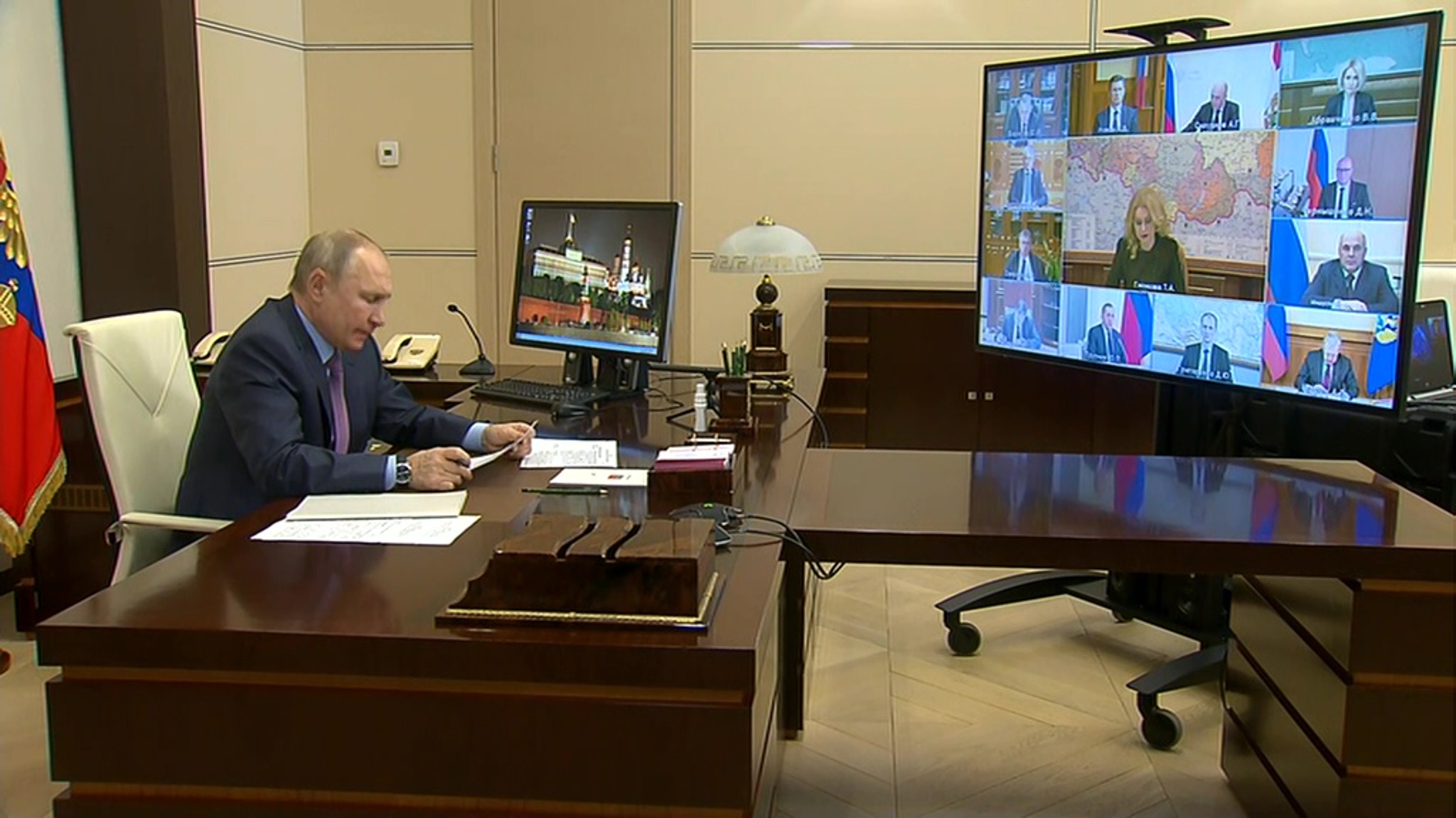 Путин: промышленное производство вакцины работает с опережением графика