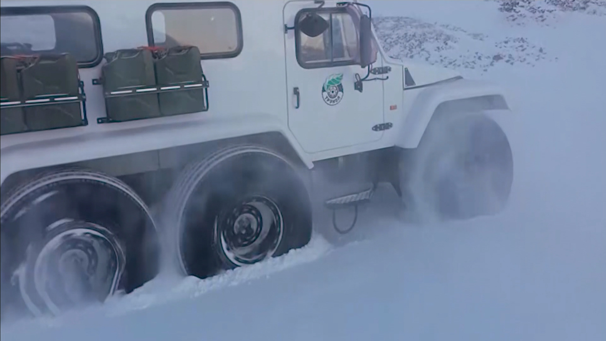 Сразу в нескольких регионах России метель и сильный ветер