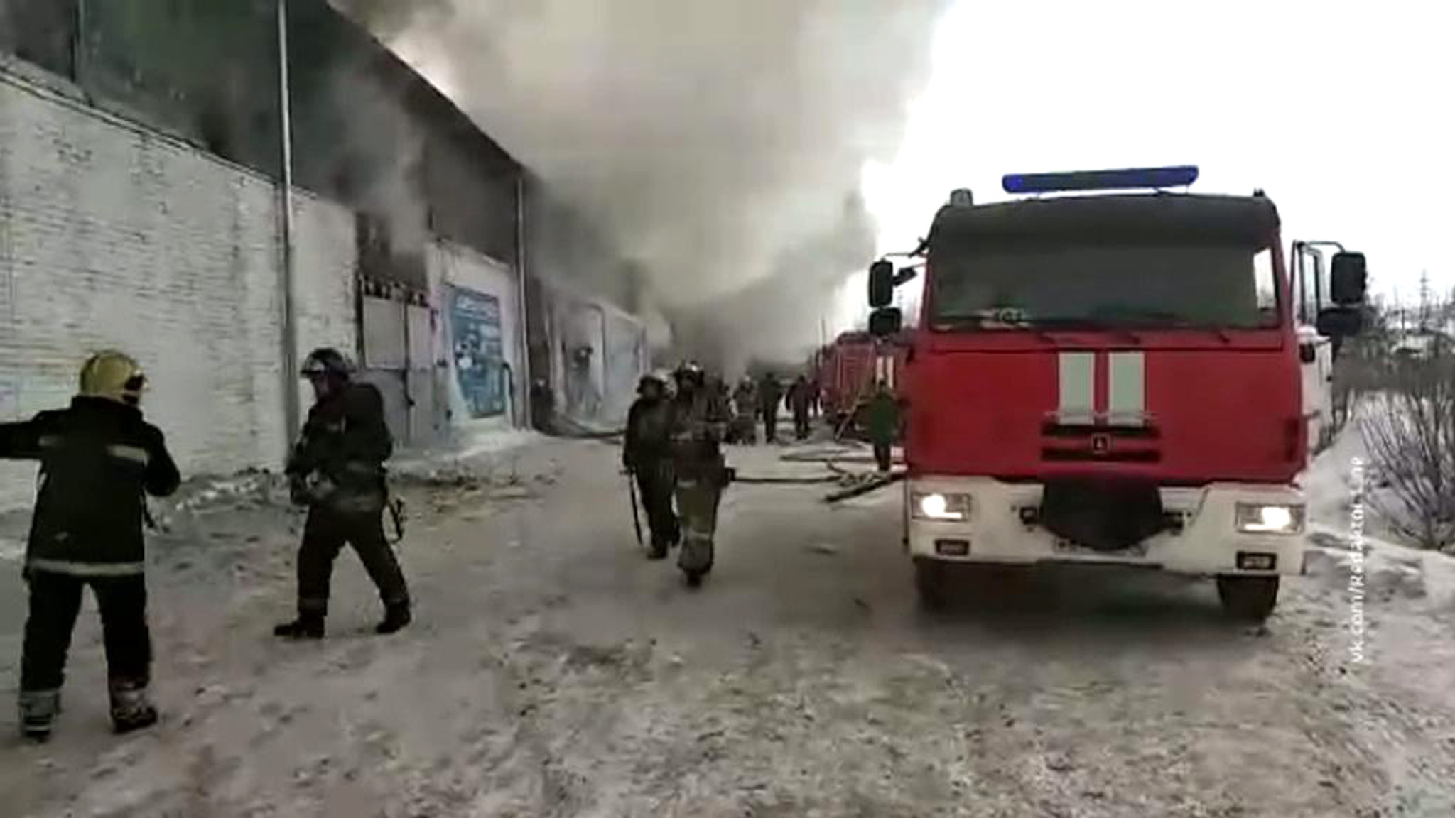 При пожаре на складе в Красноярске обнаружено тело одного погибшего