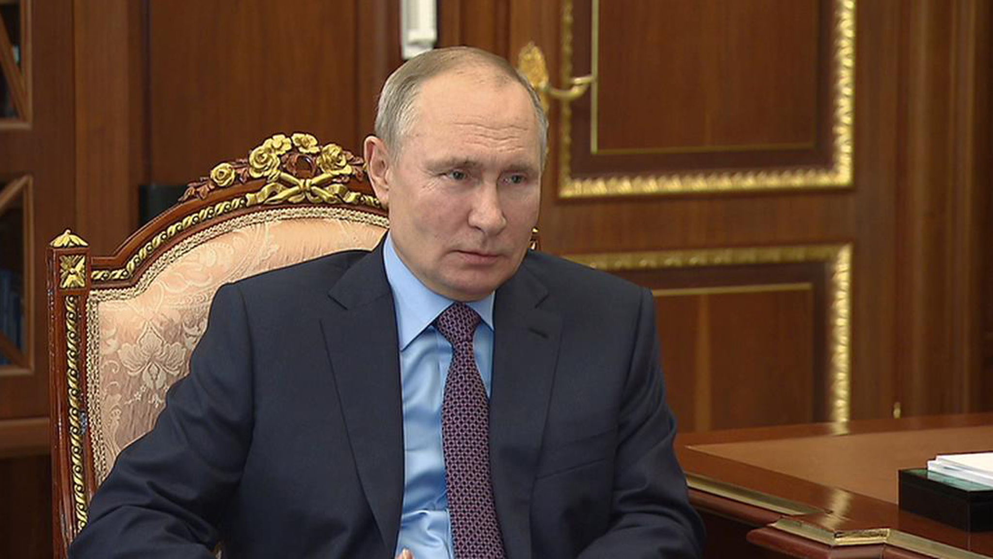 Путин подписал закон о штрафах за пропаганду "веселящего газа"