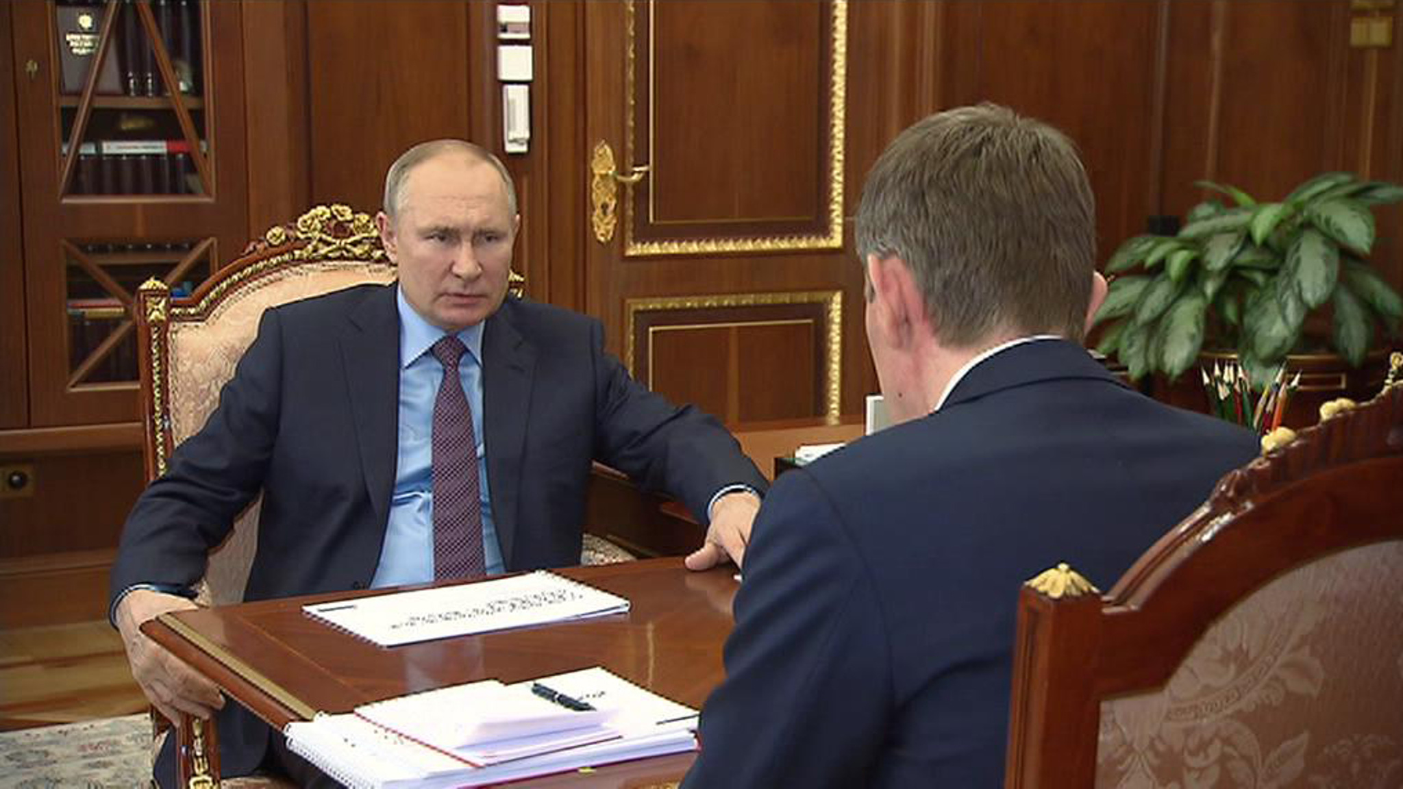 Путин поручил поддержать занятость в России