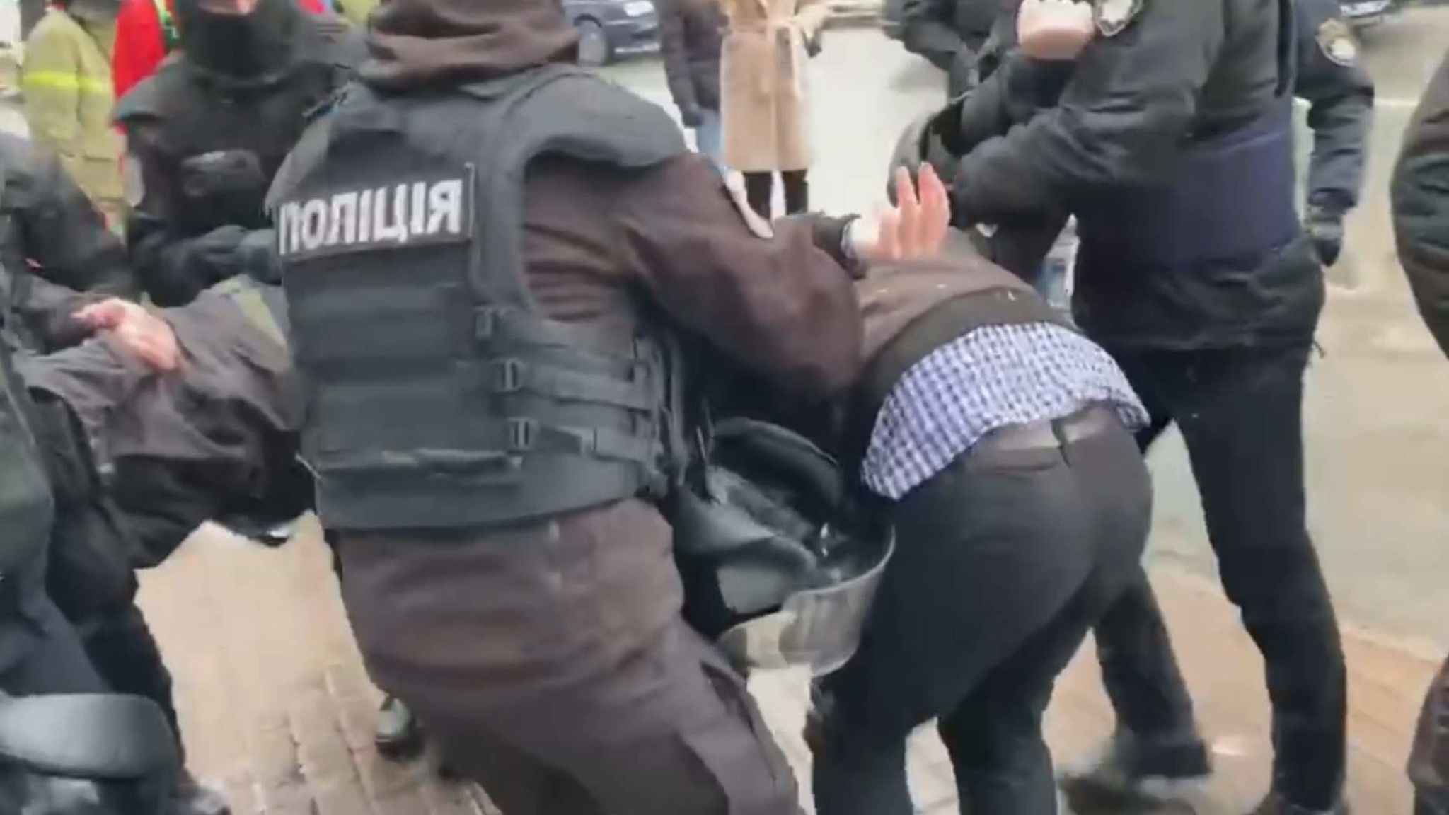 В Киеве националисты пытаются прорваться в здание телеканала "Наш"
