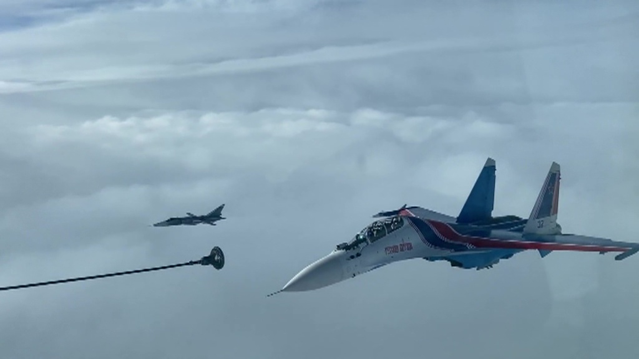 Су-27 был поднят на "перехват" двух стратегических бомбардировщиков США