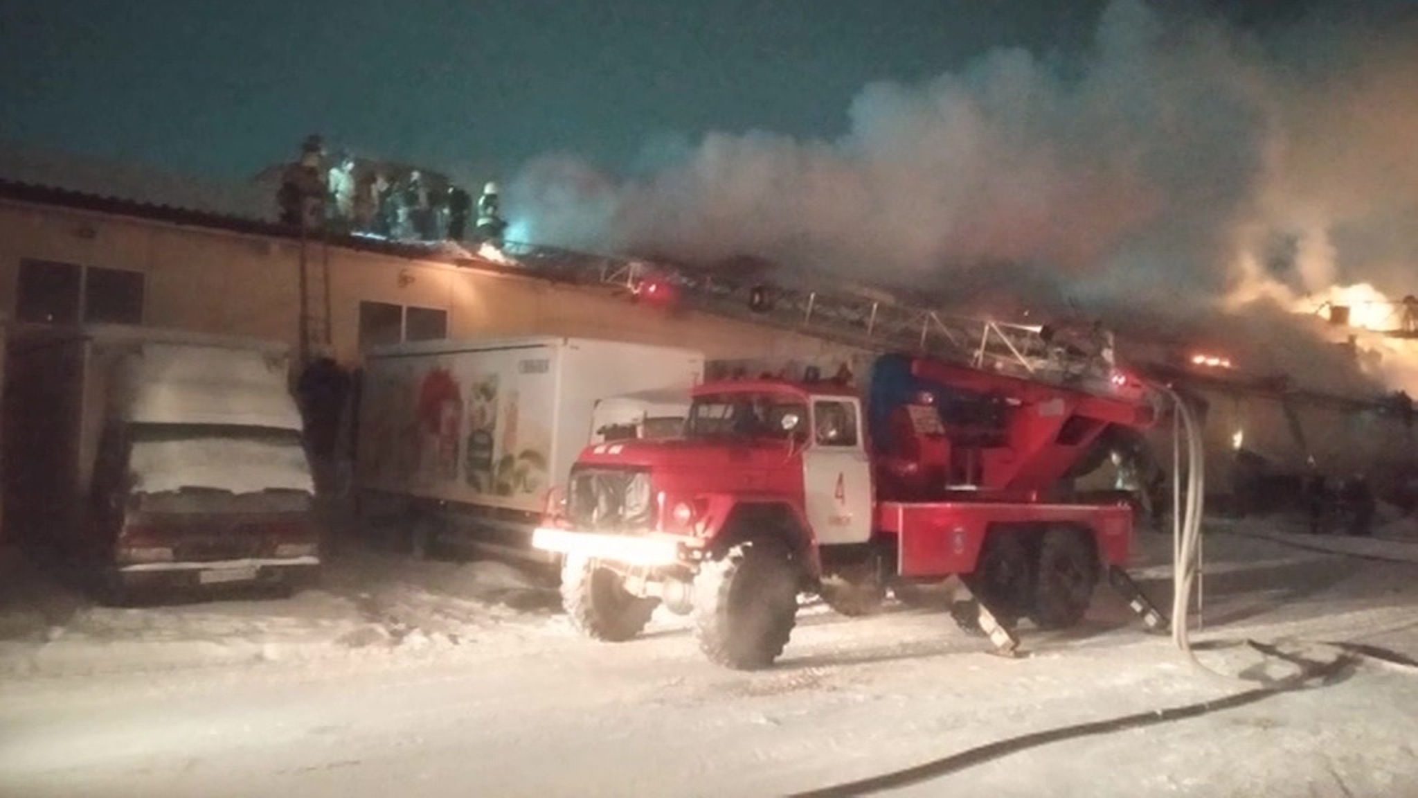 В Омске произошел пожар на крупном складе