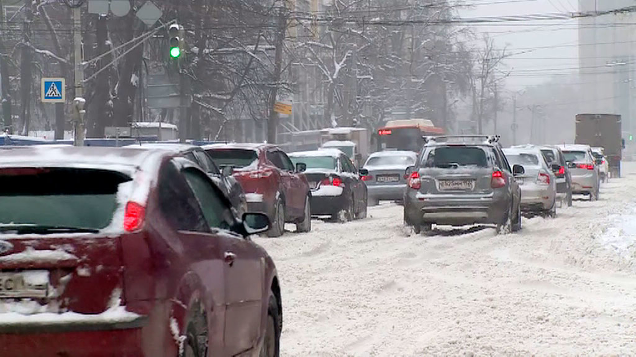 Мощный снегопад парализовал движение в Нижнем Новгороде