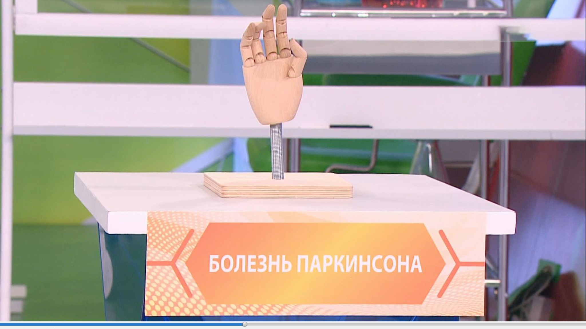 Почему трясутся руки: Мясников назвал основные причины тремора