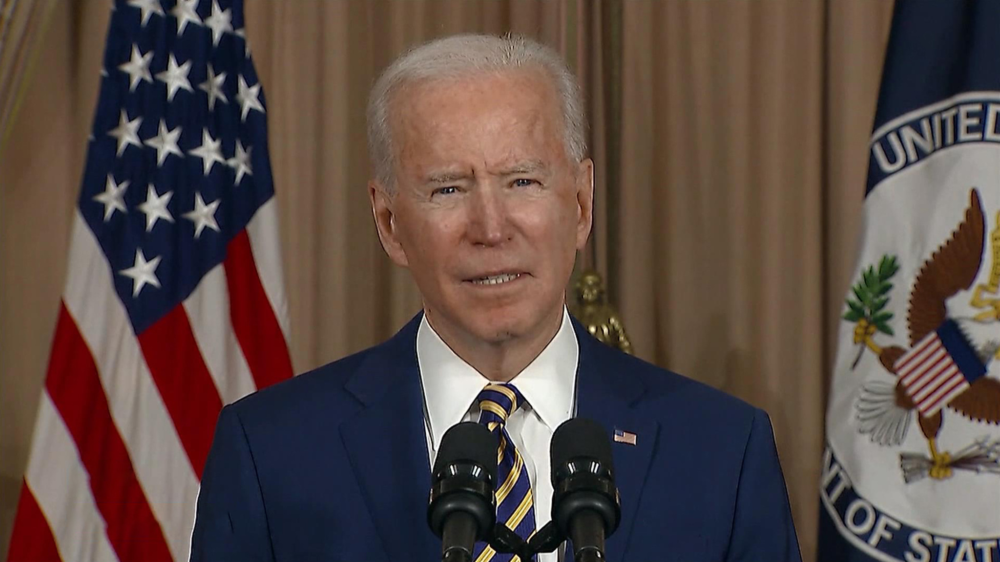 Байден наговорил разного о Путине и Си, а теперь хочет общаться