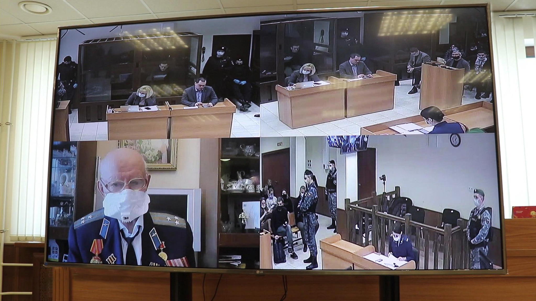 "Кукла", "проститут" и "мерзкий сценарий" Навального