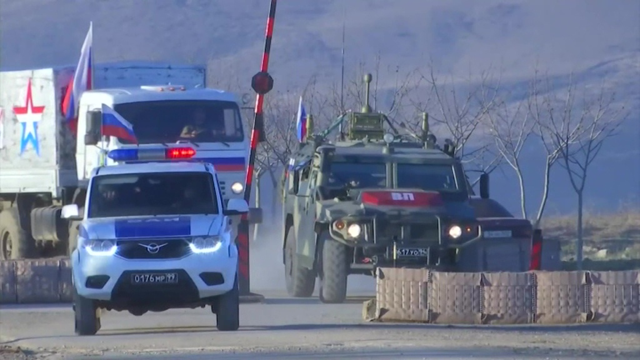 Российские миротворцы сопроводили колонны автотехники Азербайджана в Карабахе