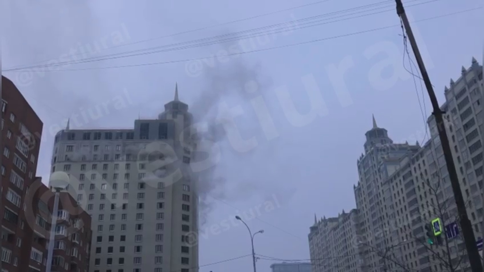 МЧС наращивает группировку сил из-за задымления в горящем здании в Екатеринбурге