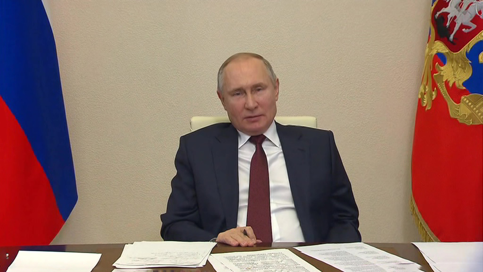 Путин потребовал разобраться с зарплатами ученых в регионах