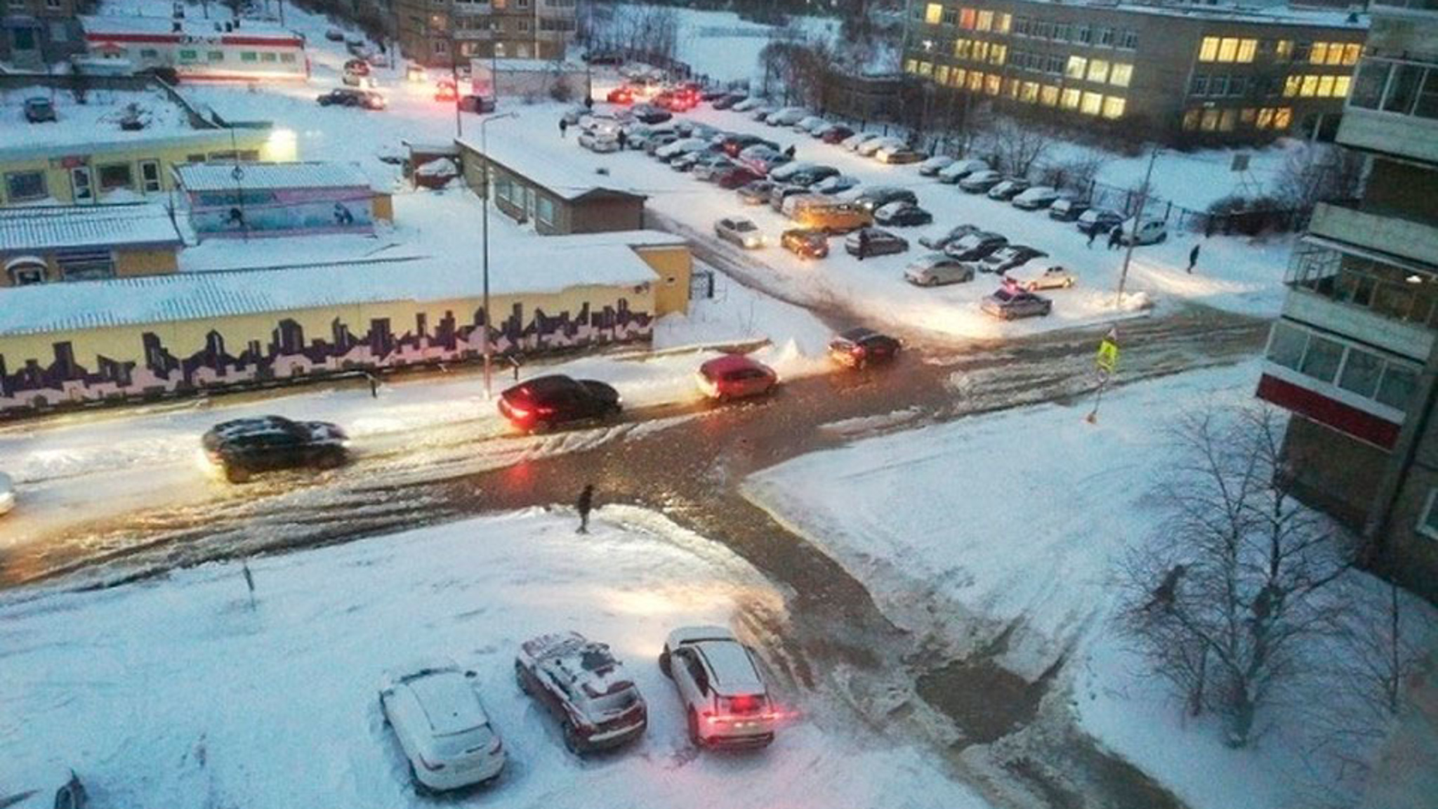 В Нижнем Тагиле из-за прорыва трубы машины оказались закованы в лед