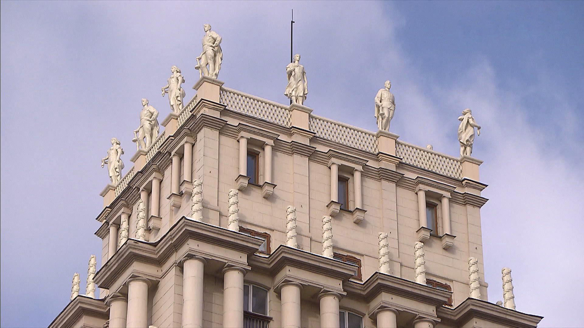 На башни домов на Гагаринской площади вернули знаменитые скульптуры