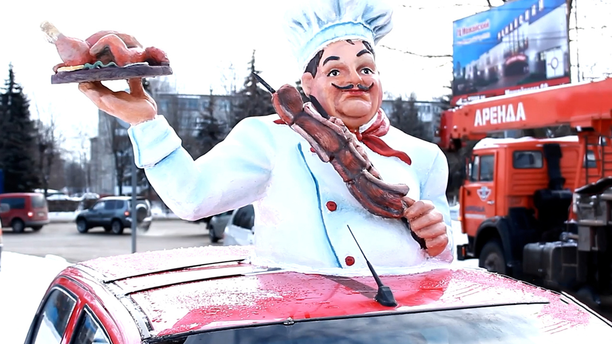 В Твери водителя заставили снять повара с шашлыком с крыши легковушки