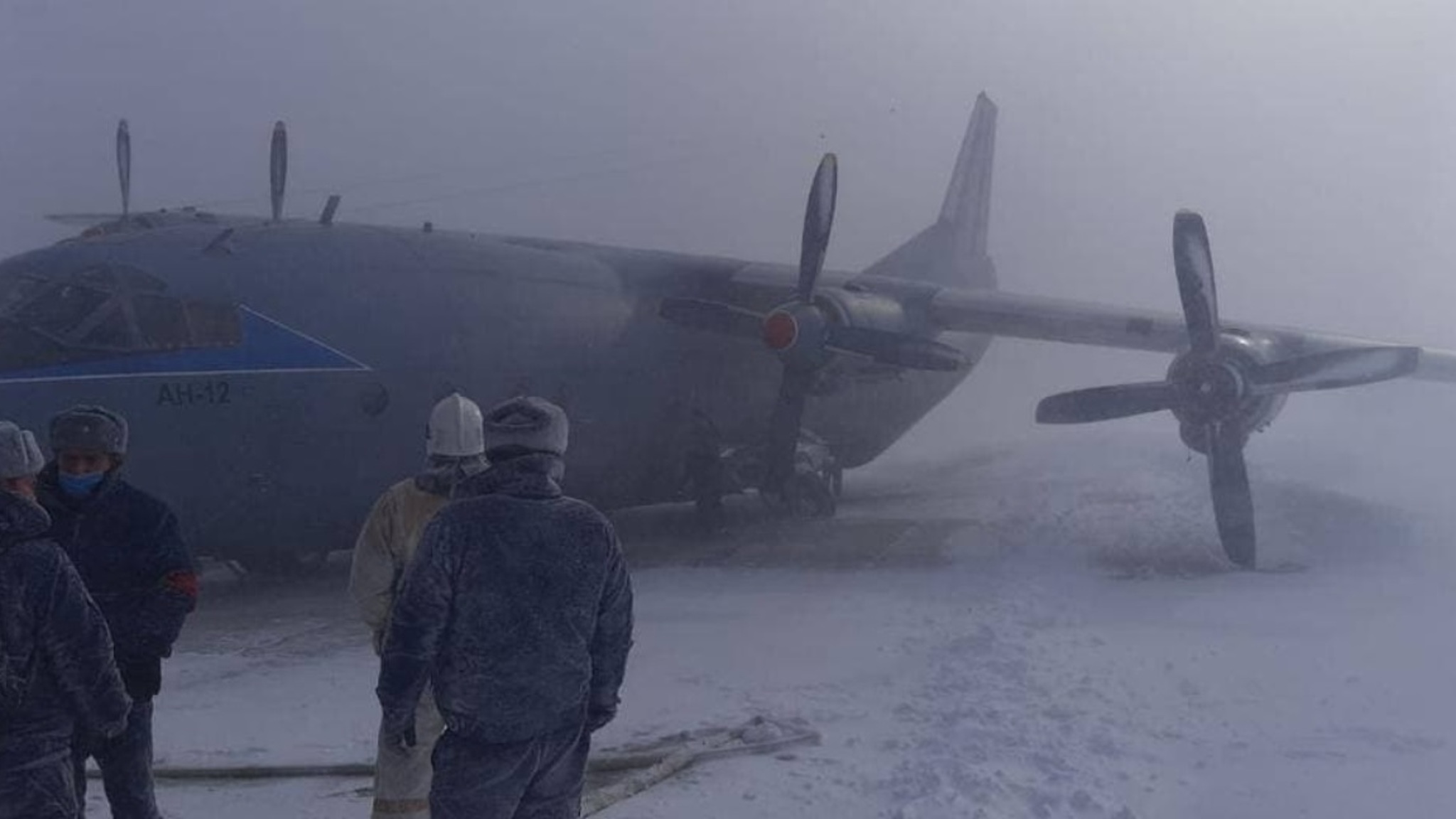 АН-12 совершил аварийную посадку на курильском острове Итуруп