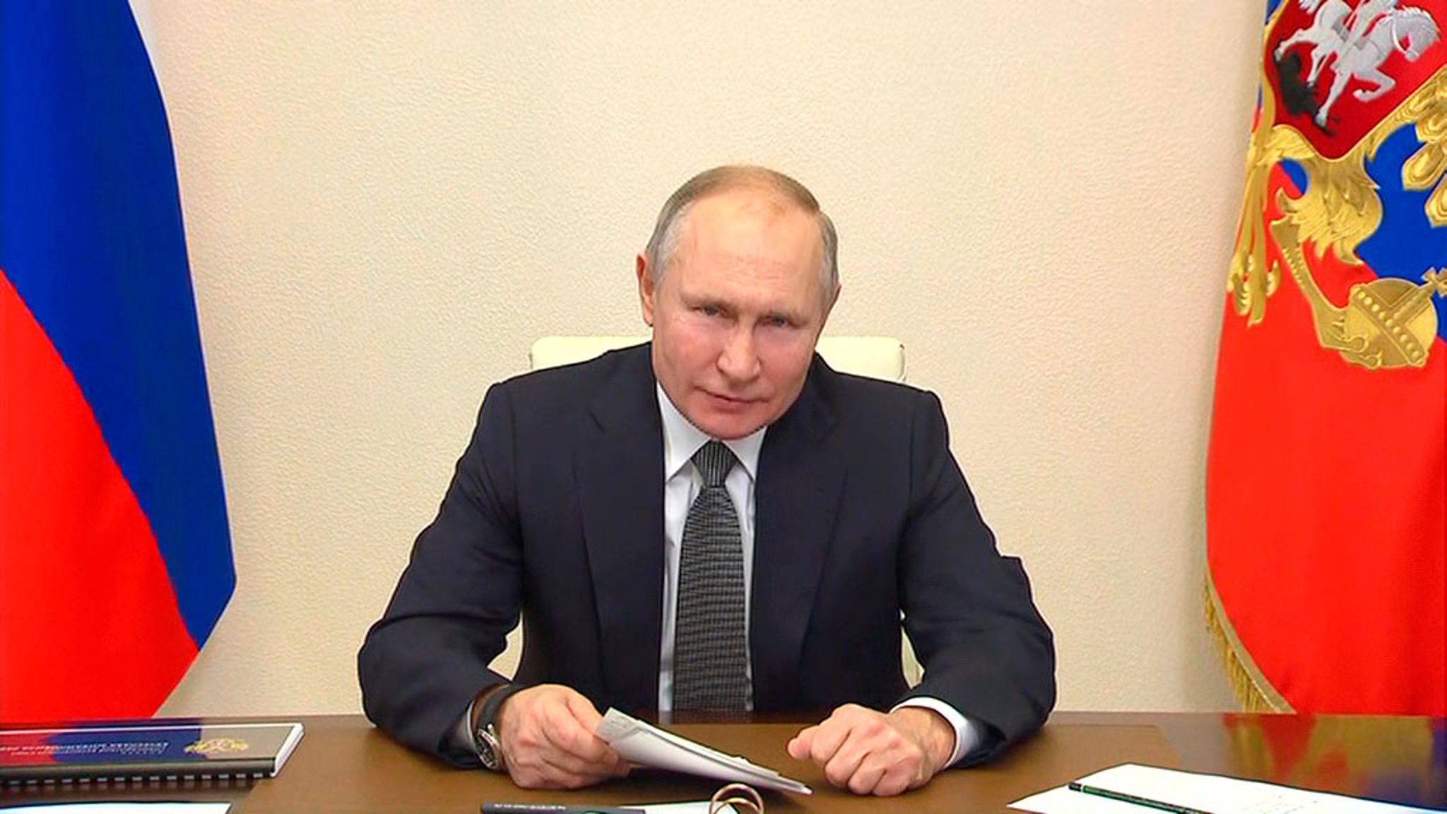 Путин призвал защитить инвестиции граждан на бирже
