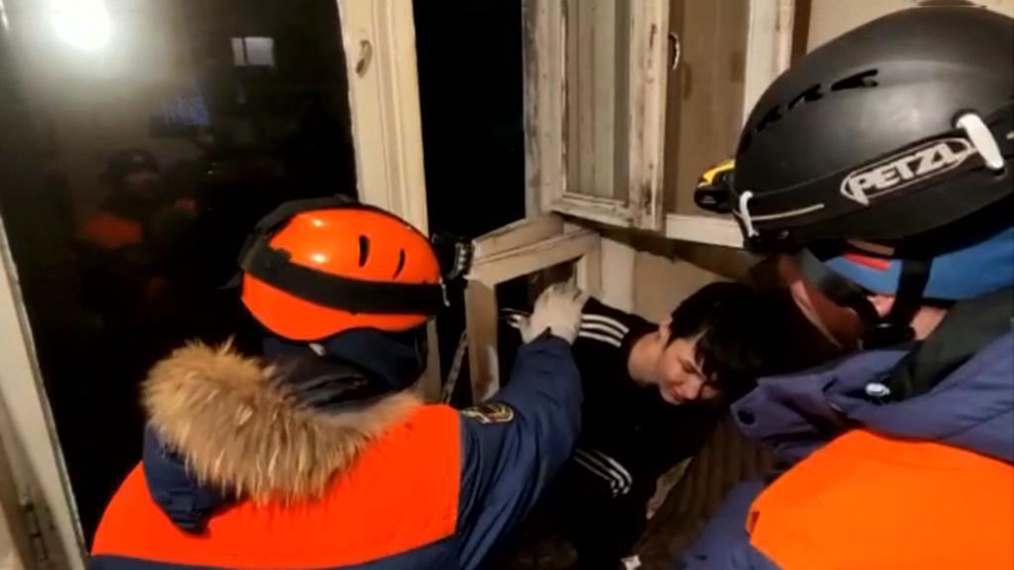 В Магадане форточник попытался ограбить квартиру, но застрял в окне