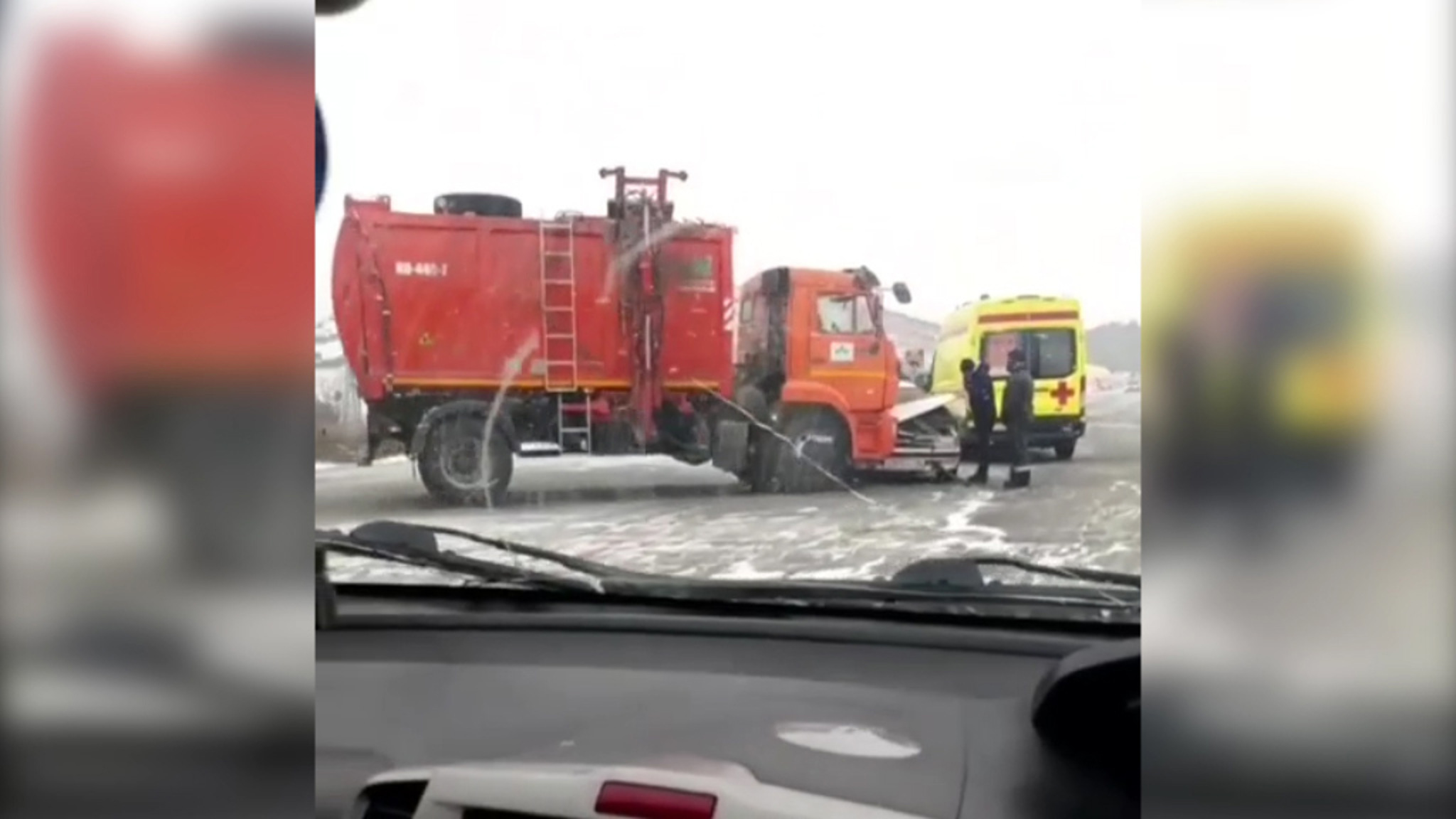 Под Свободным "КамАЗ" столкнулся с легковым автомобилем. Есть пострадавший