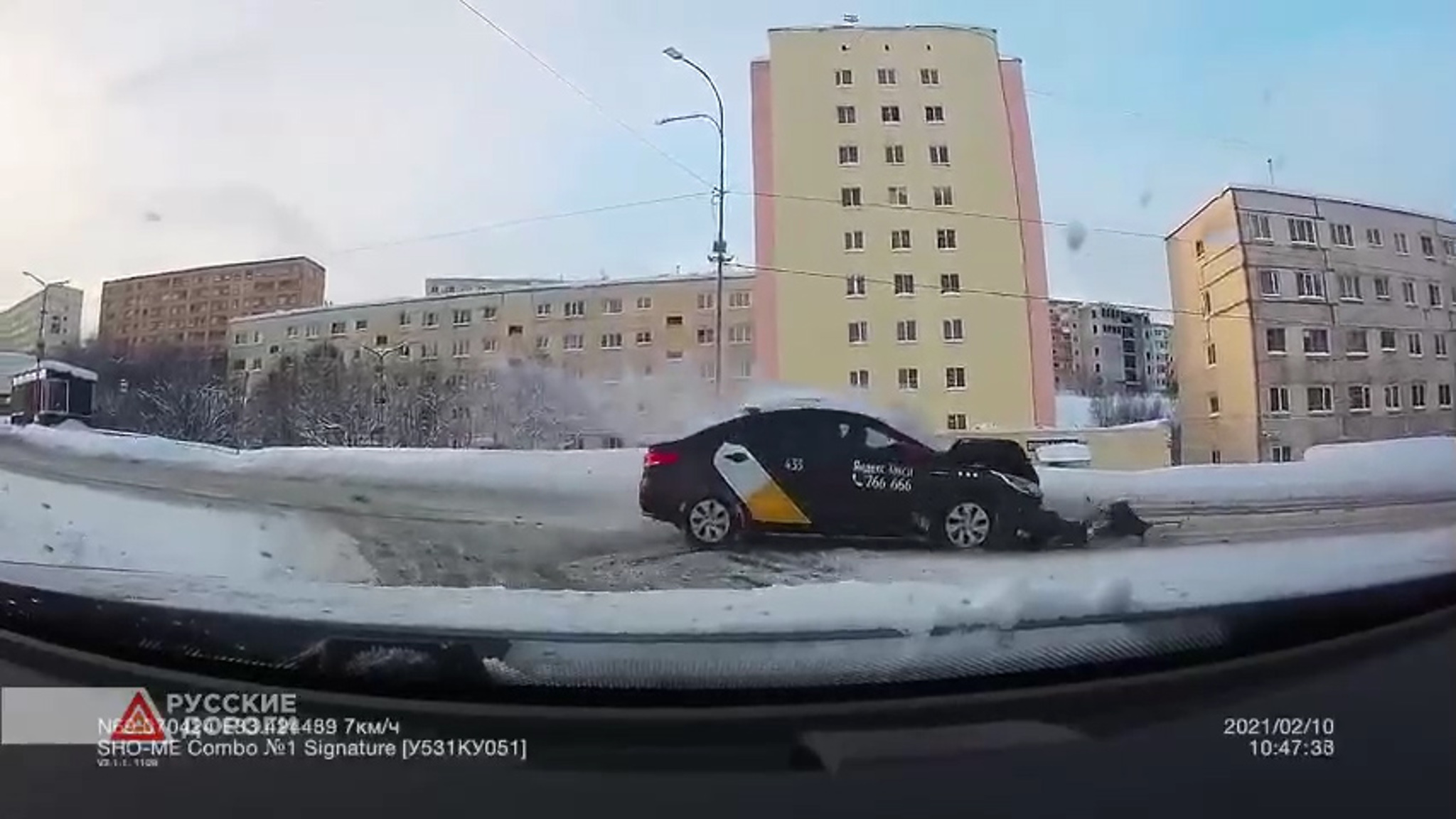 Не уступил дорогу: в Североморске у такси отвалился бампер