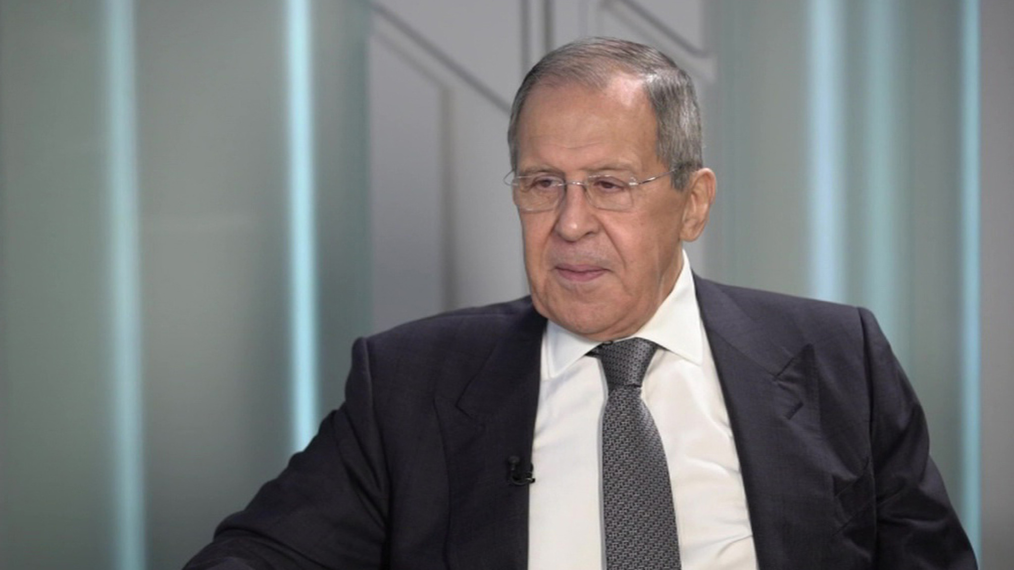Лавров счел уход от доллара способом снизить санкционные риски