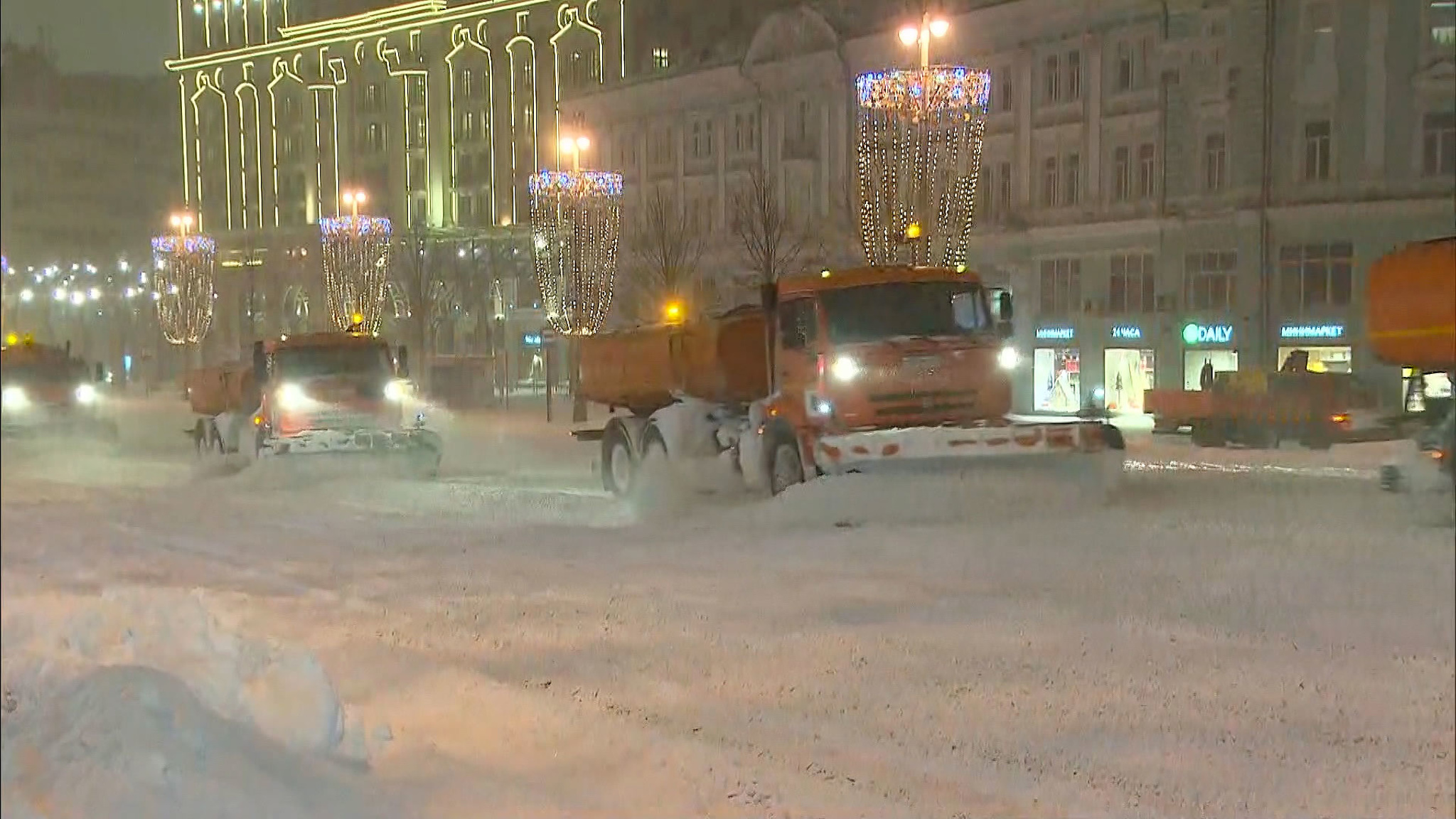 Рекордный снегопад за полвека: Москву засыпает и заметает