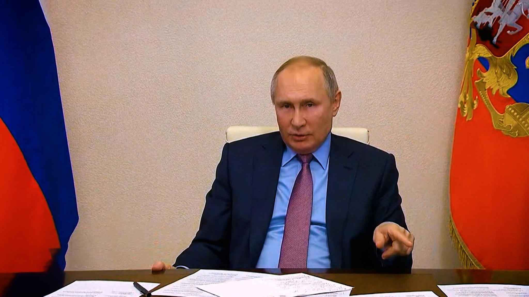 Пандемия, незаконные акции и соцсети: о чем Путин говорил с главными редакторами СМИ