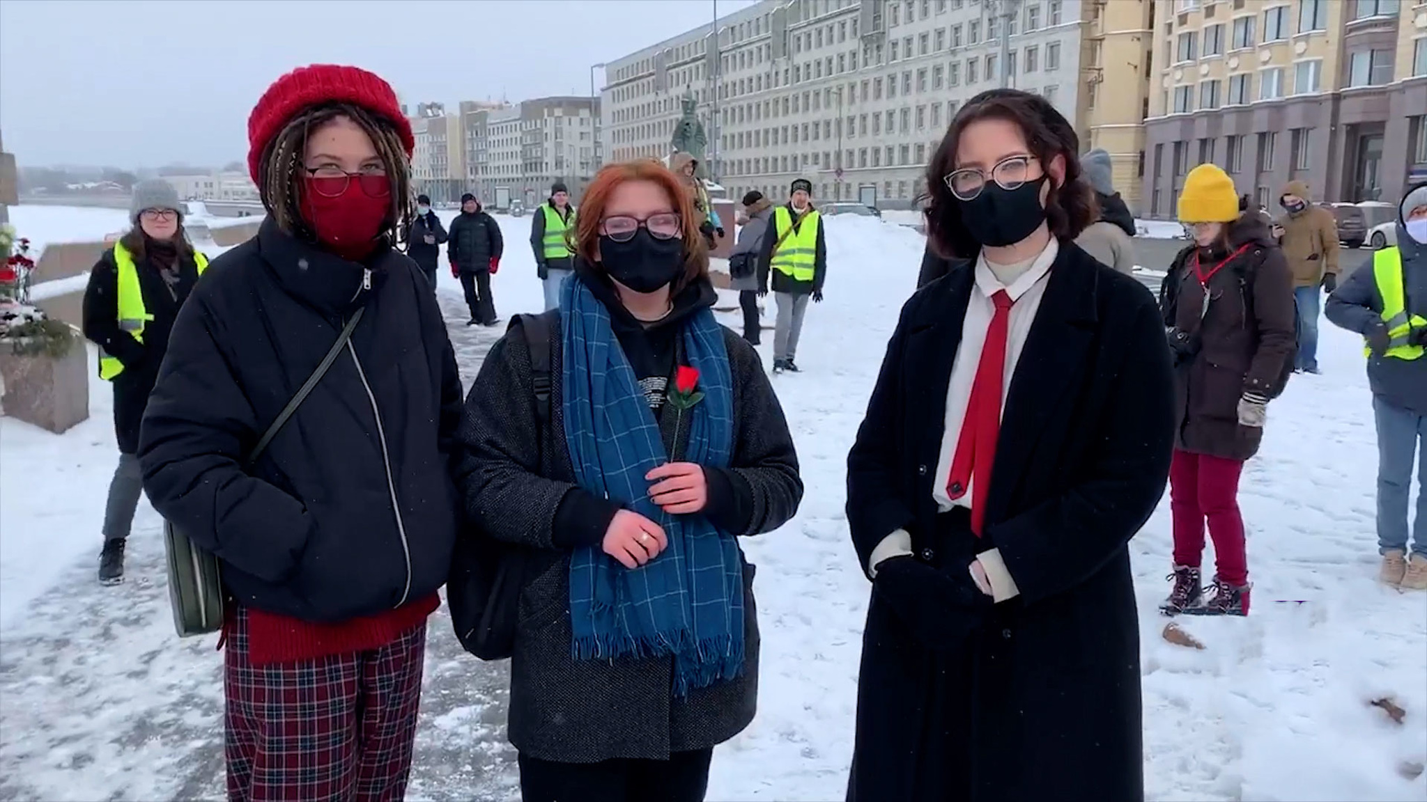 Девушки выстроились в цепь солидарности в Петербурге