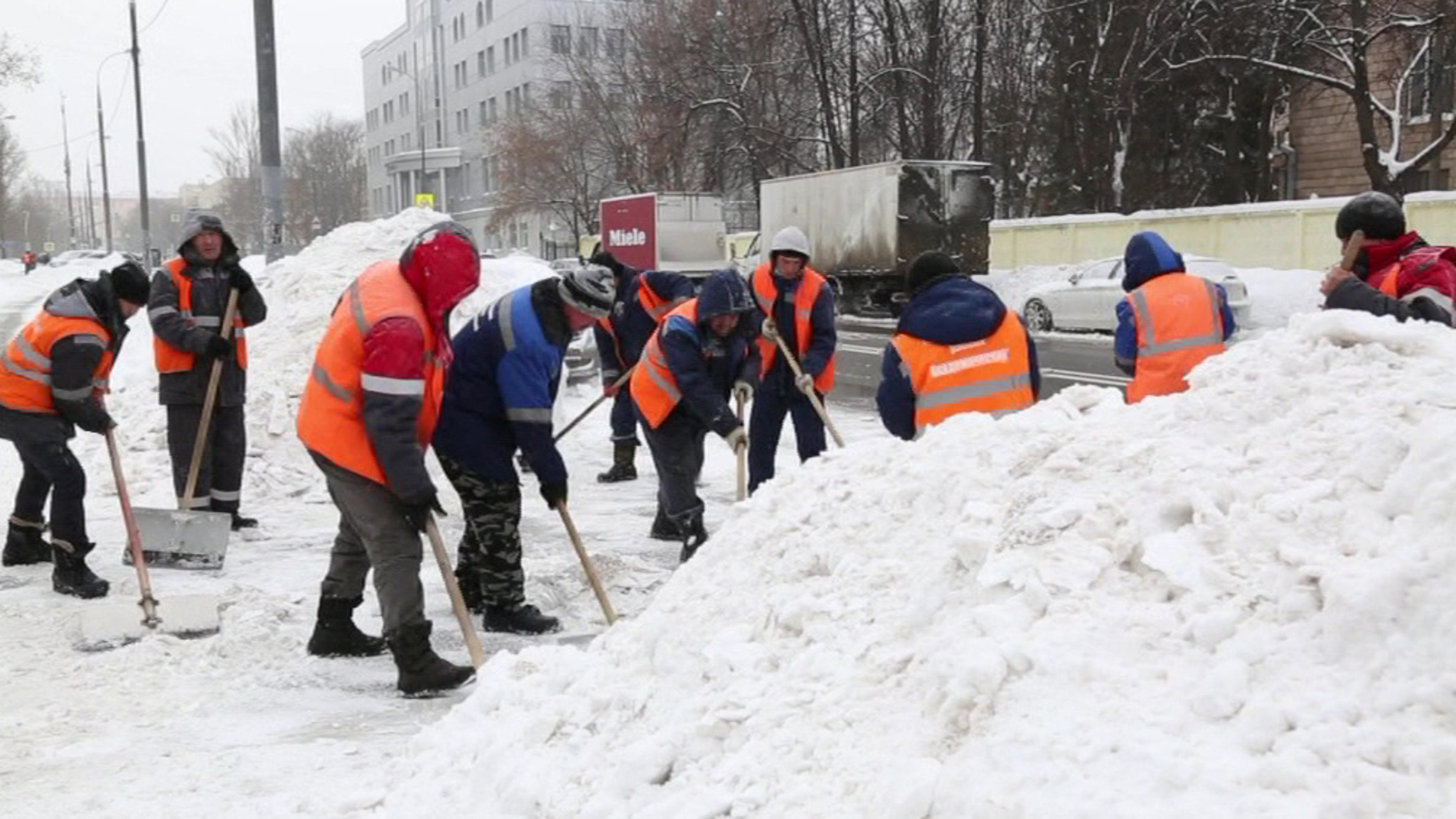 Около 25 млн кубометров снега вывезено с улиц Москвы после снегопада