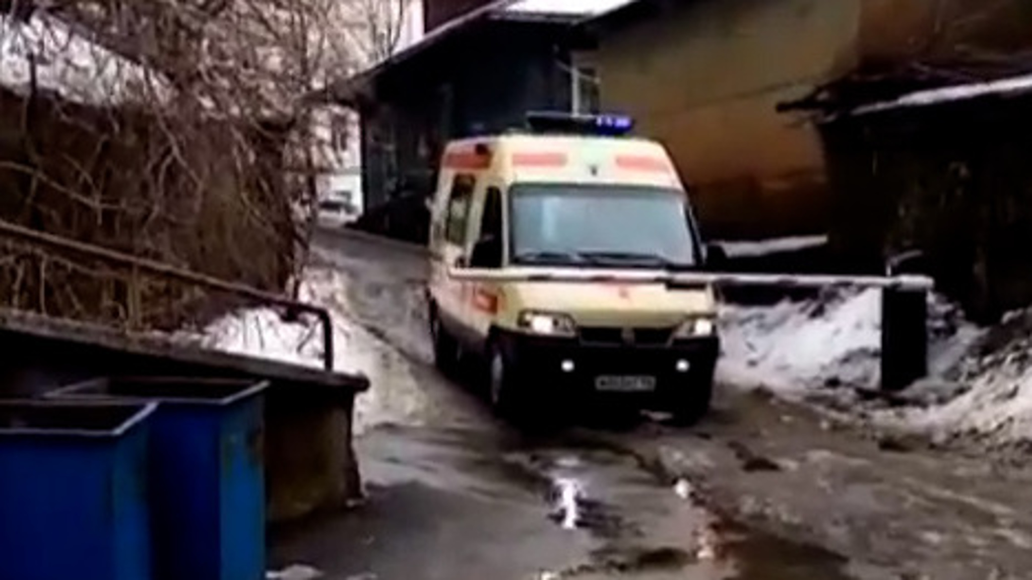 "Застолбить территорию": скорая не смогла подъехать к дому из-за шлагбаума