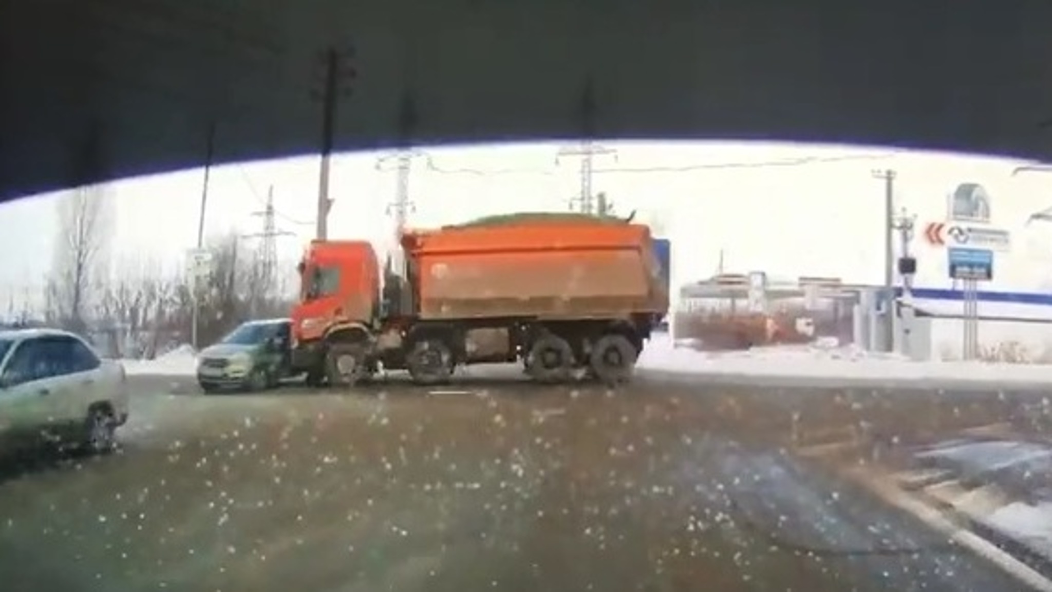 В Тольятти "КамАЗ" влетел на перекрестке в "Ладу"