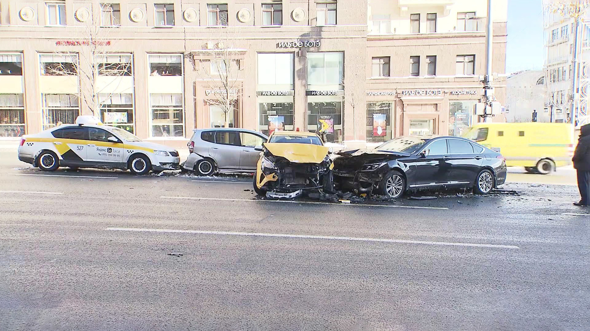 Не справились на скользкой дороге: в центре Москвы столкнулись 5 машин