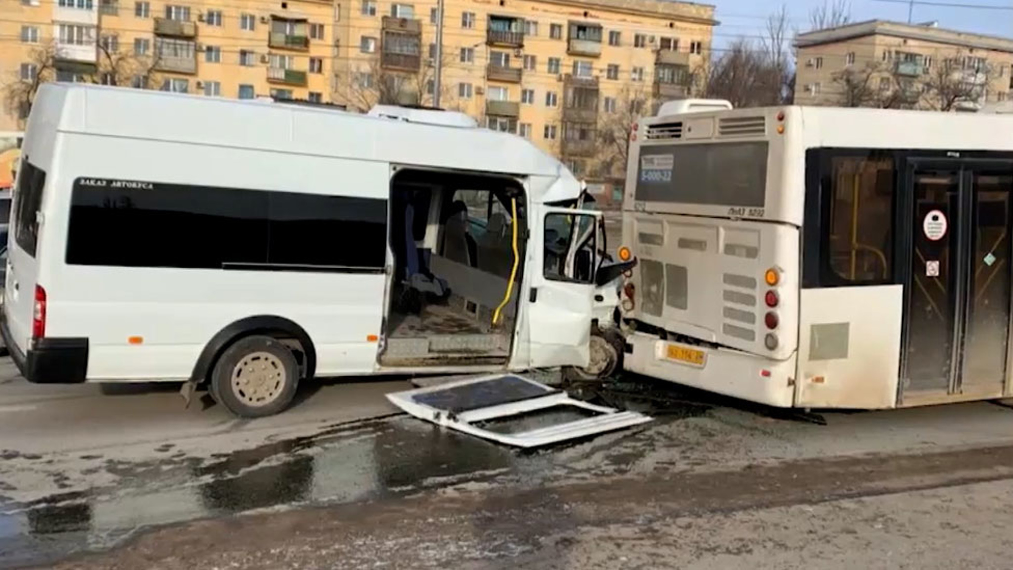 В Волгограде маршрутка врезалась в автобус
