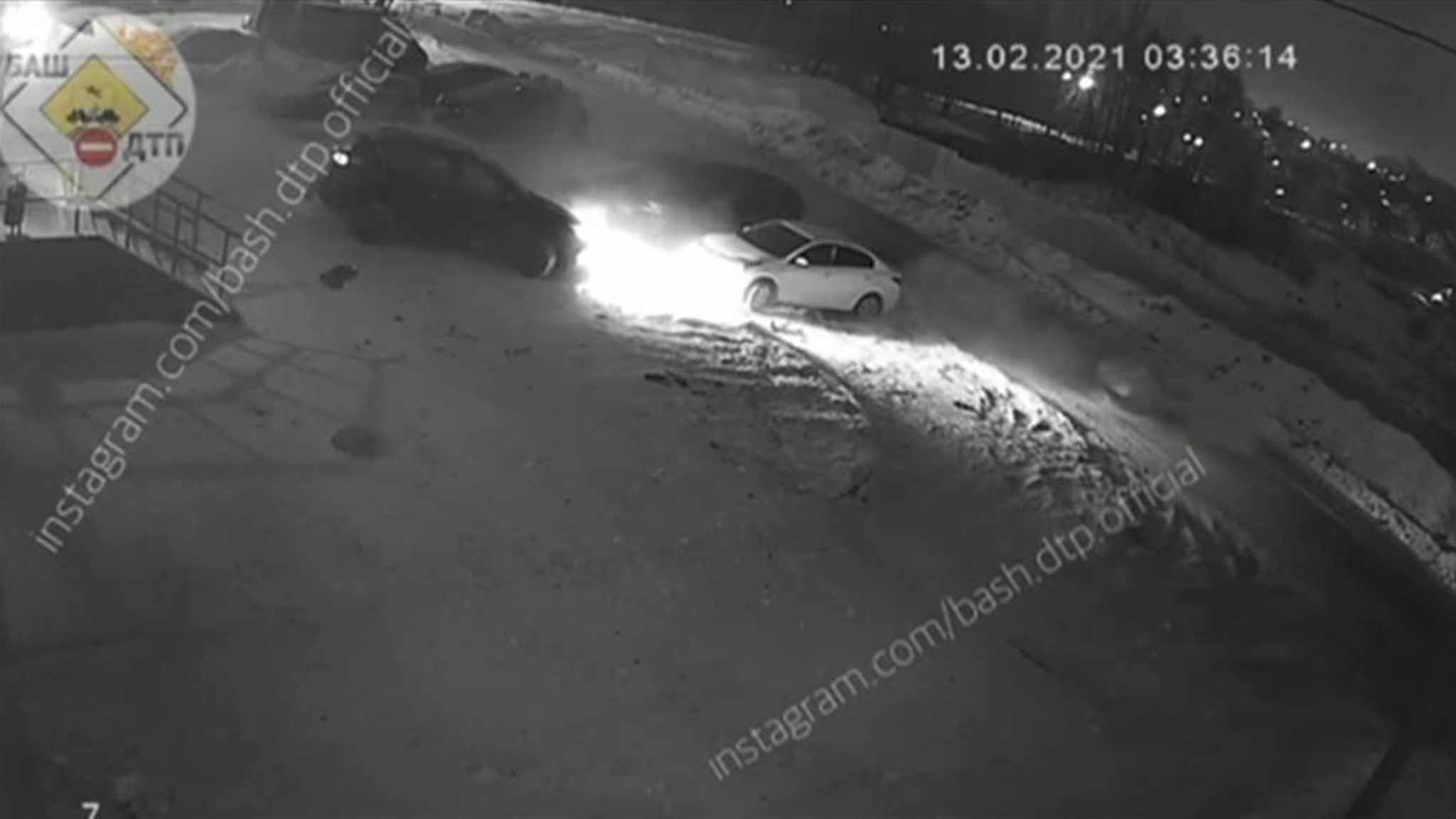 В Уфе водитель не справился с управлением и влетел на парковку