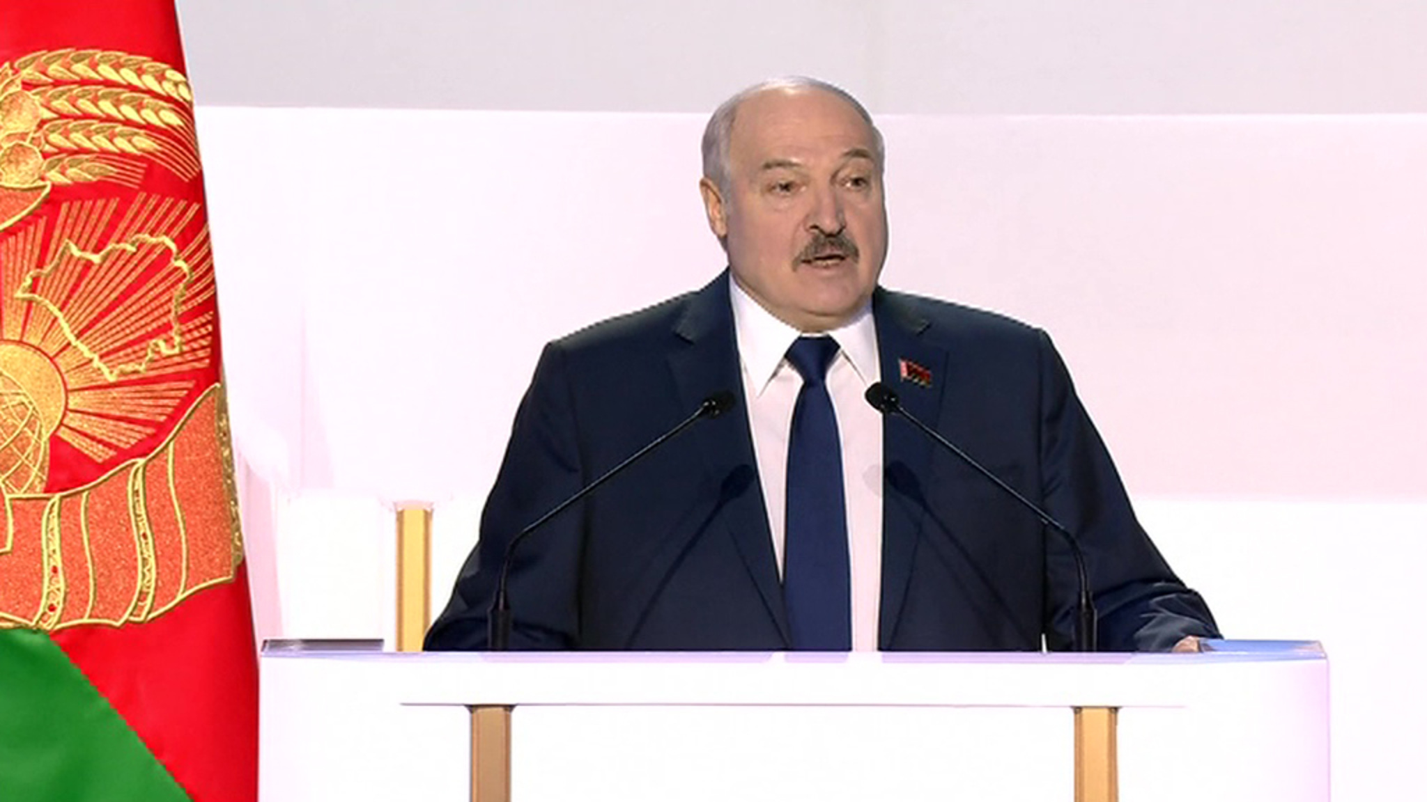Лукашенко разрешил отправлять нефтепродукты на экспорт через Россию