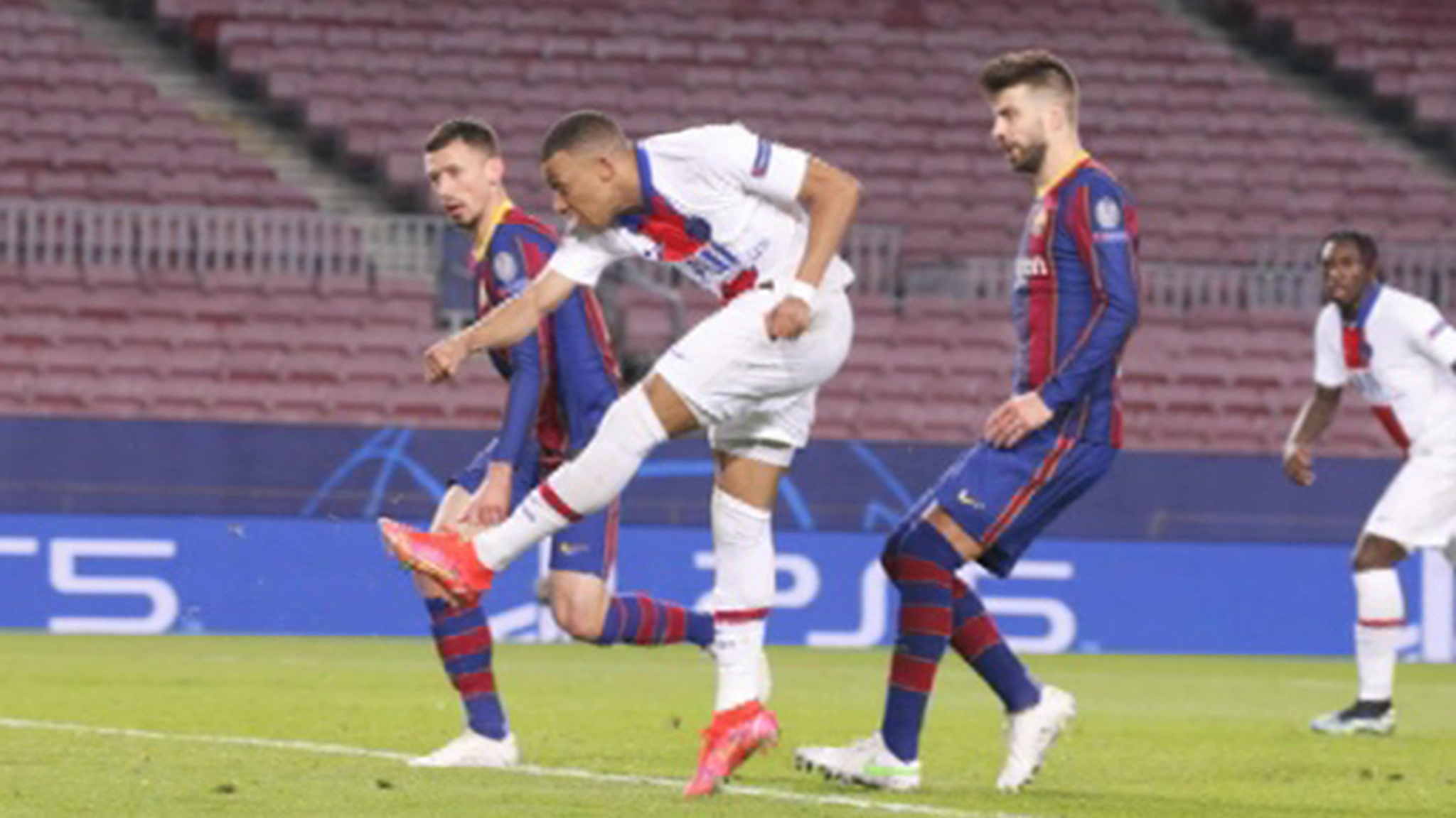 "Пари Сен-Жермен" разгромил "Барселону". Мбаппе делал хет-трик