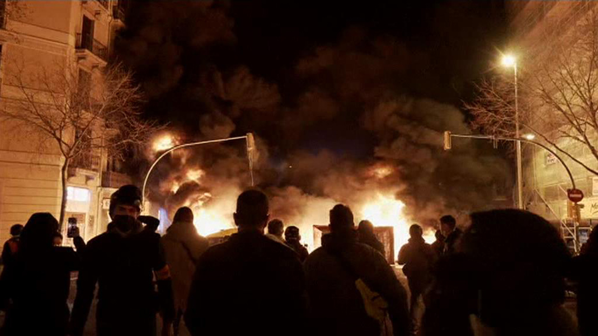 Беспорядки в Испании, новое правительство в Италии, запуск марсохода: обзор мировых событий