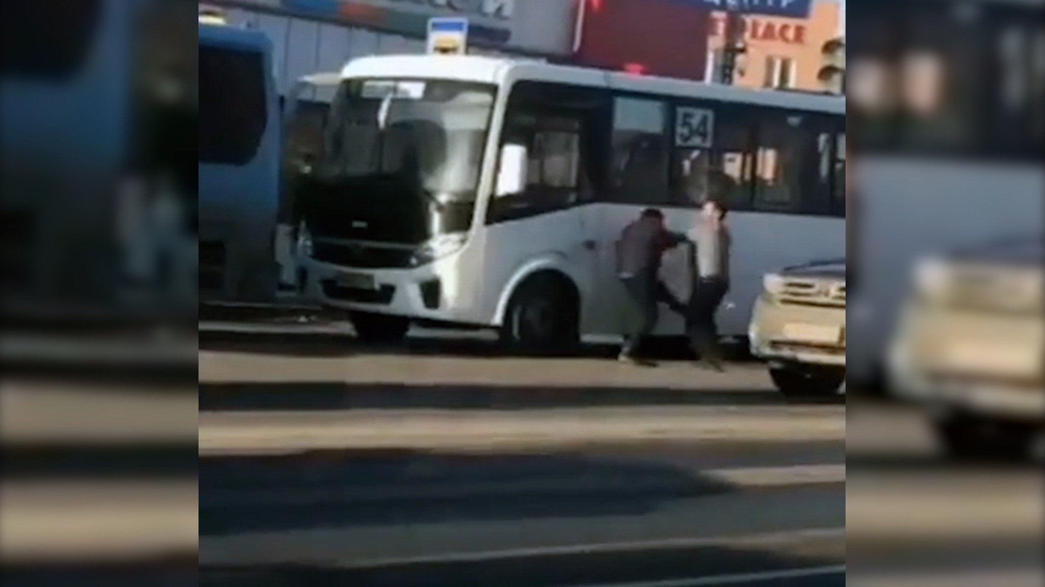 Во Владивостоке сняли на видео разборки водителей