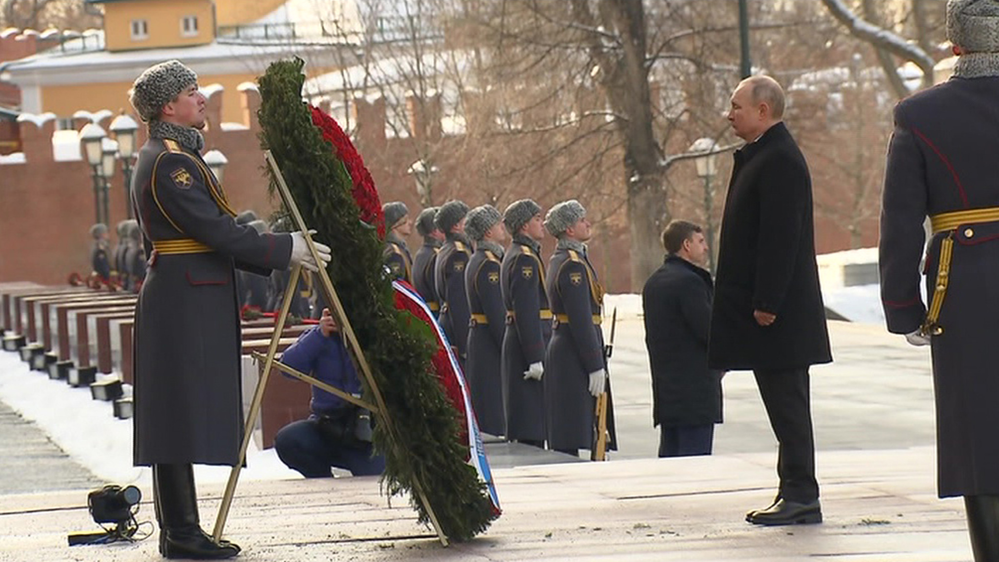 Путин возложил венок к Могиле Неизвестного Солдата