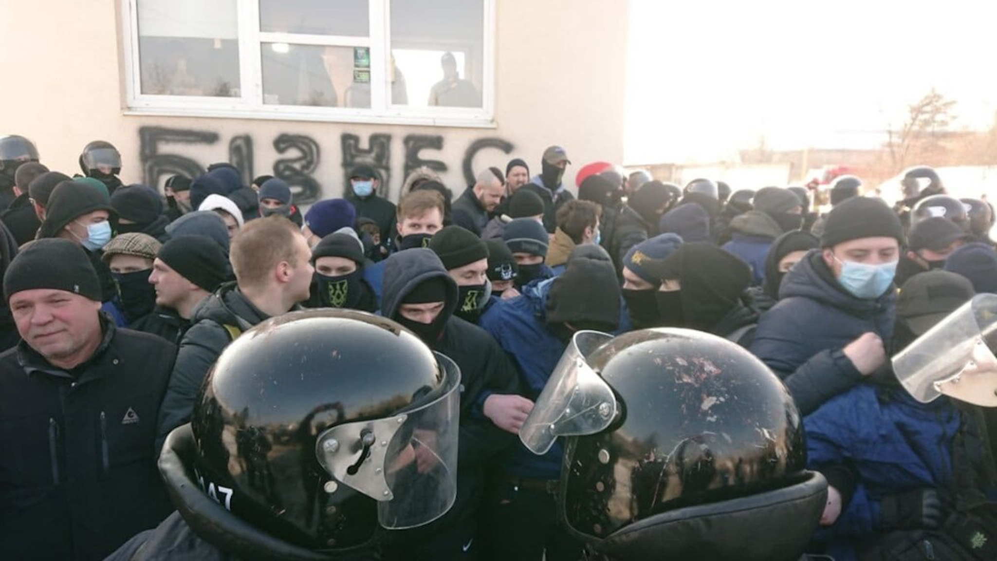 Во Львове начали демонтаж советской звезды в рамках декоммунизации