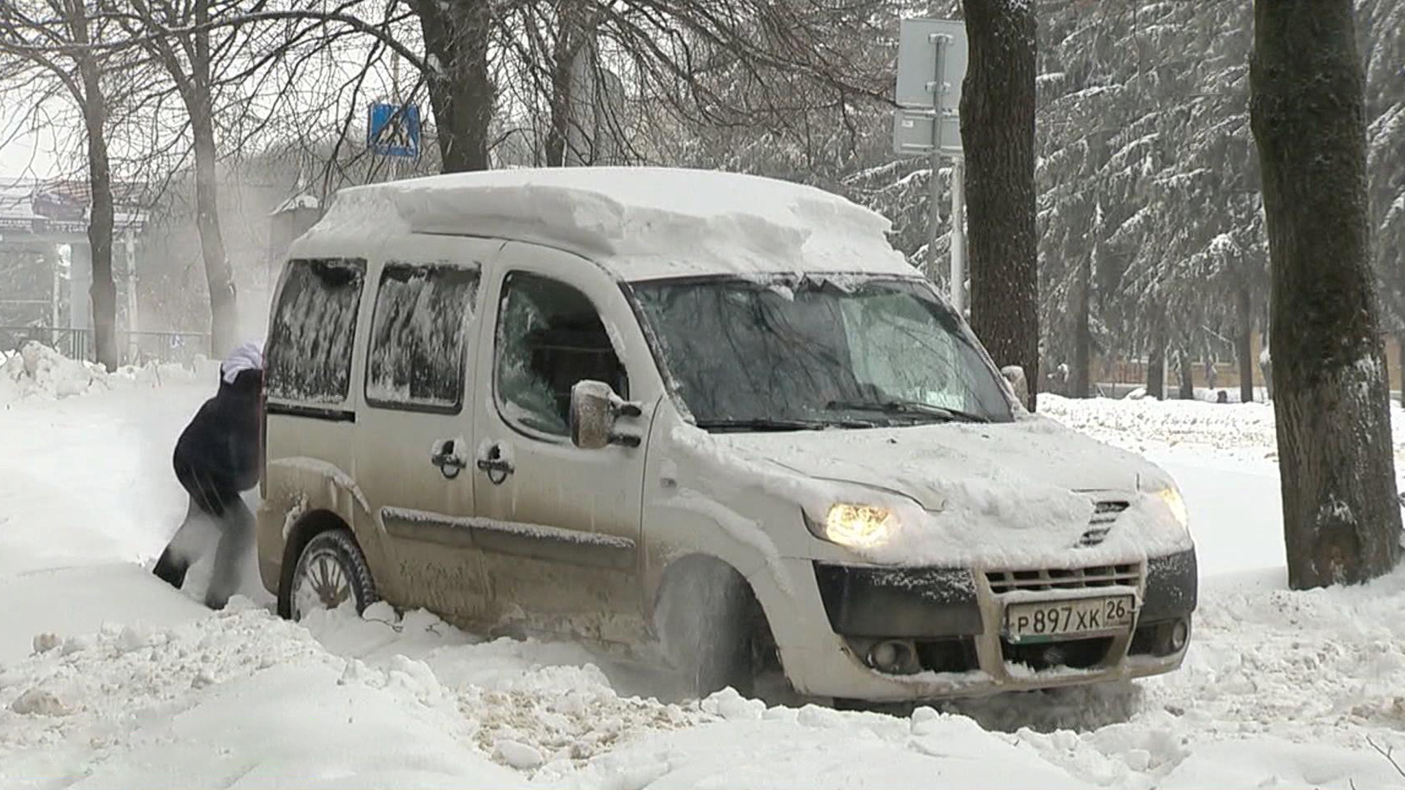 Отвыкший от зимних сугробов Ставрополь переживает февральскую непогоду