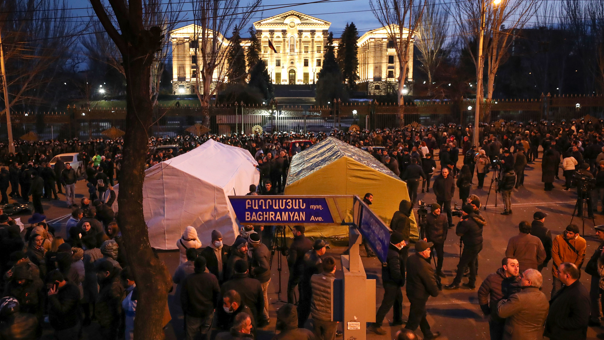 Колонна автобусов полиции прибыла к зданию парламента в центре Еревана