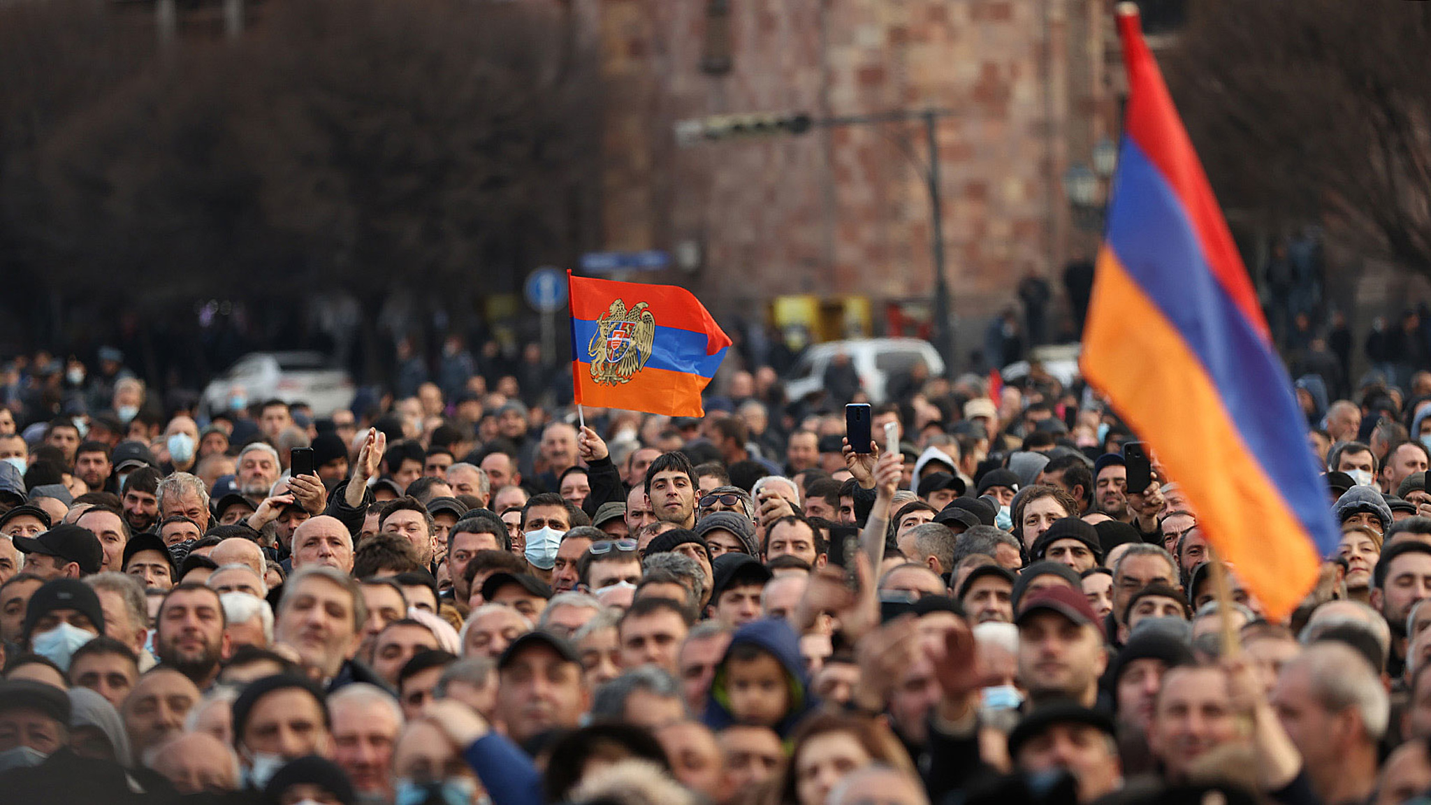 Протестующие ворвались в здание администрации района Еревана и потребовали отставки премьера