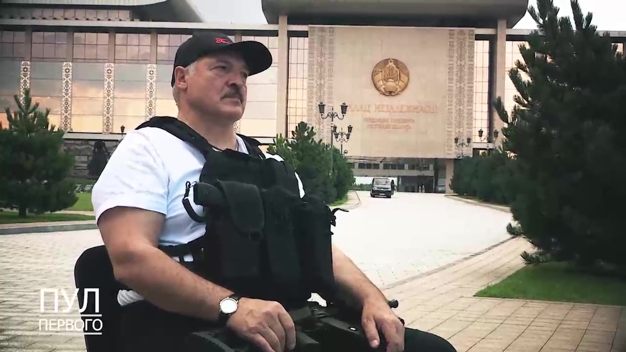 Силовики подарили Лукашенко видео, где он бегает с автоматом