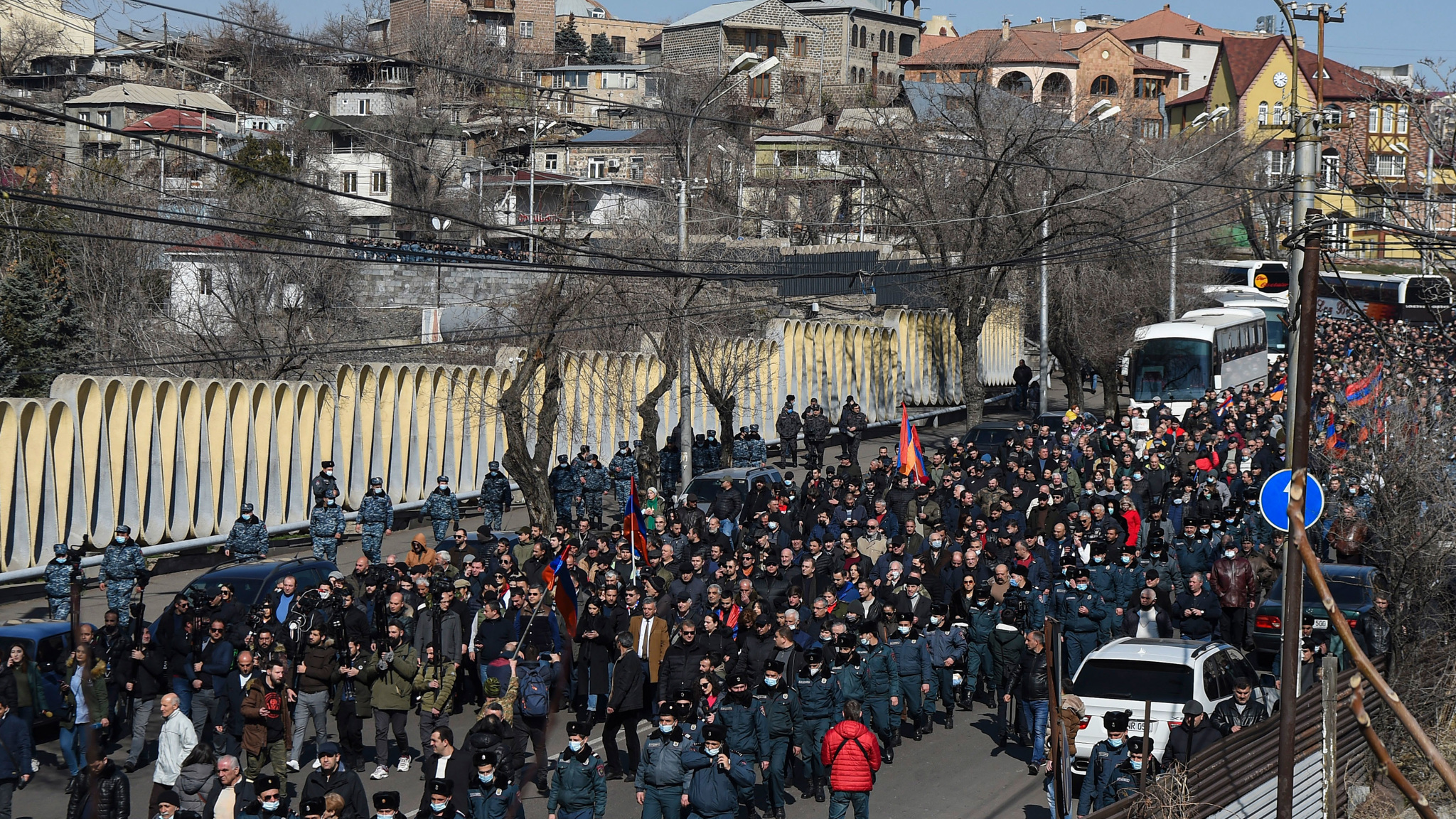 Около 8 тыс. человек участвуют в митинге у здания парламента в Ереване