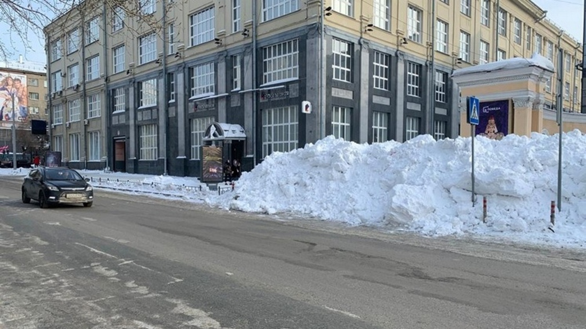 В Новосибирске для того чтобы попасть в кинотеатр, нужно преодолеть огромный сугроб