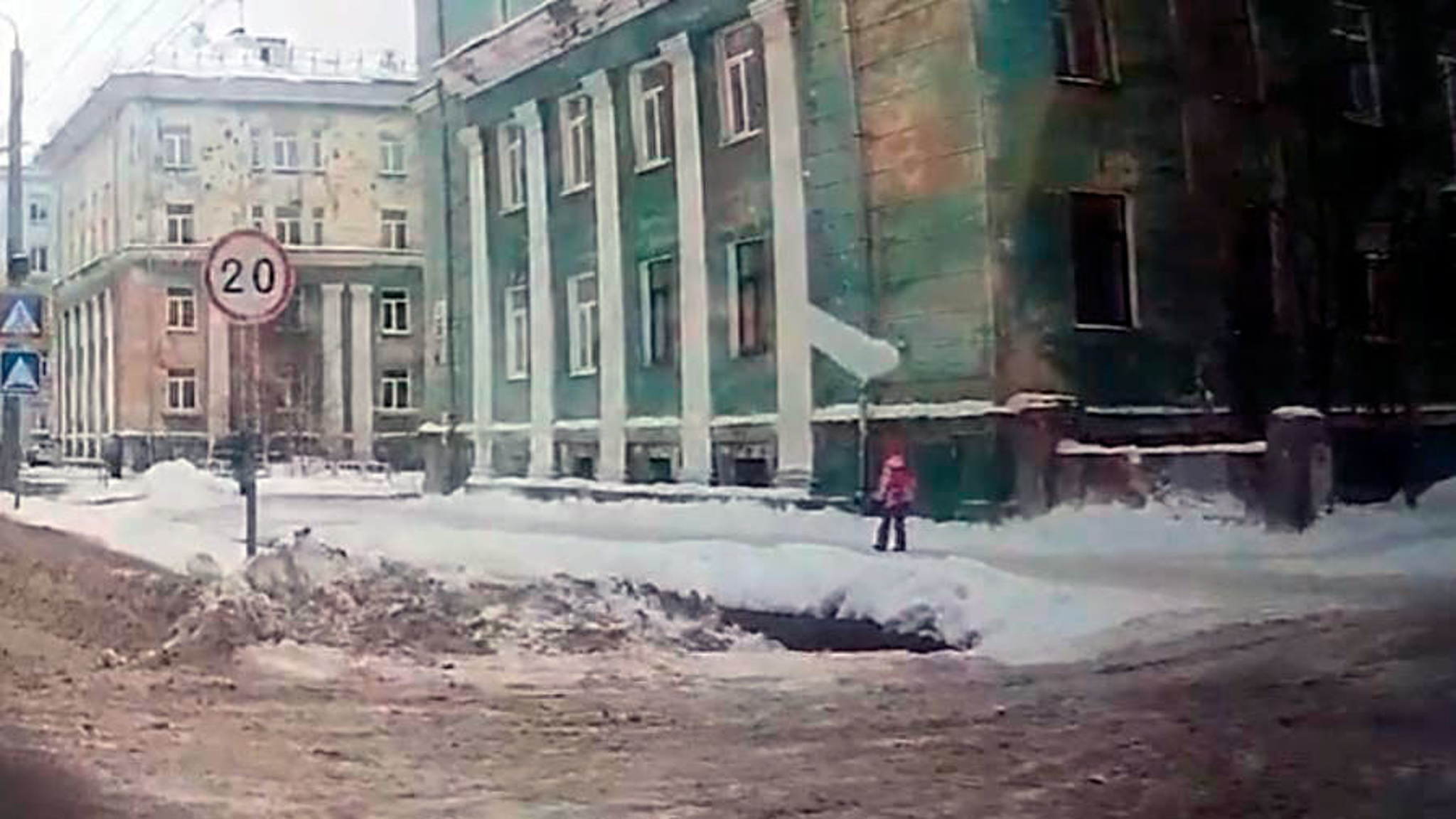 В Северодвинске глыбой снега чуть не убило ребенка
