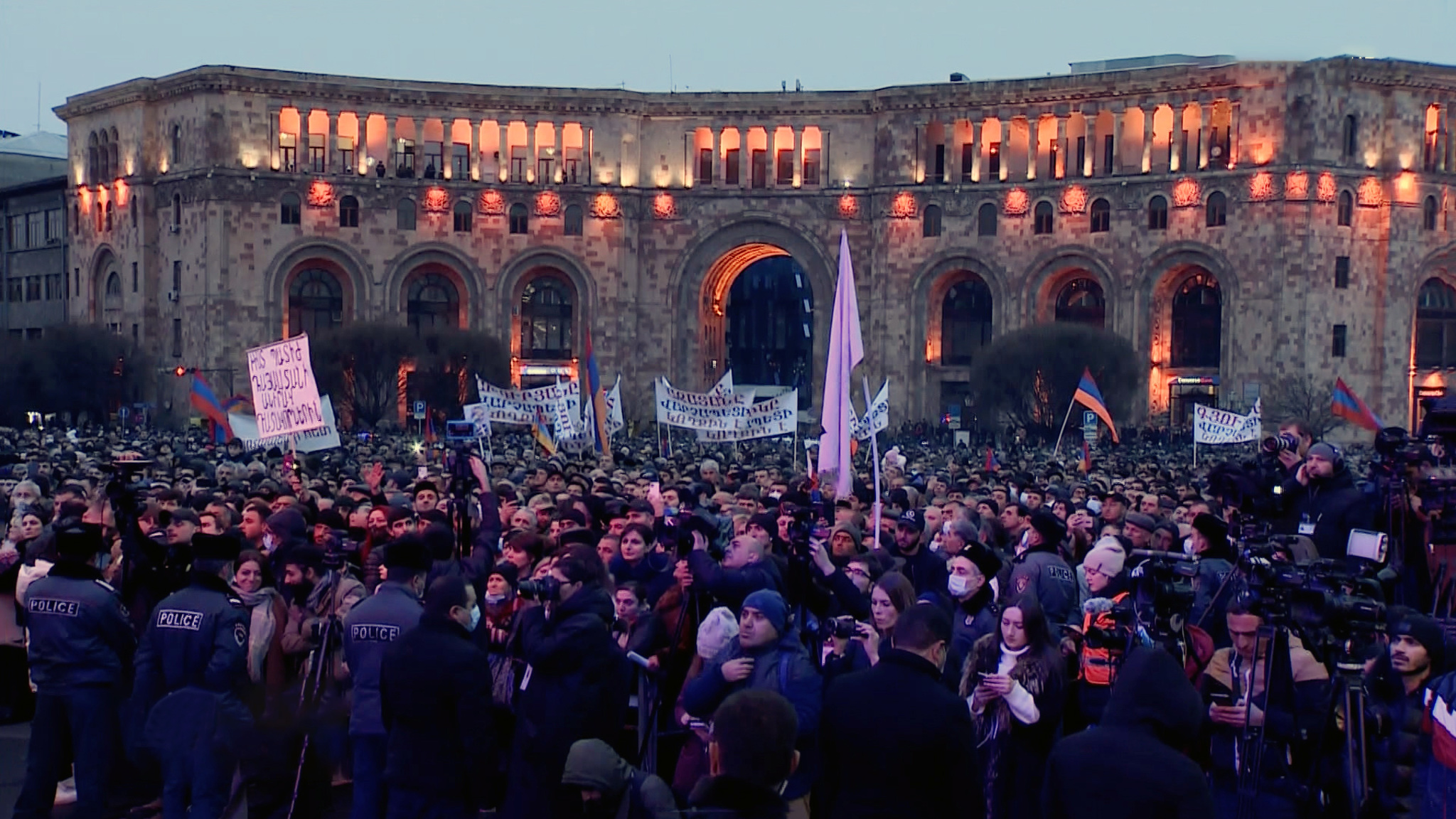Два митинга одновременно: Ереван поделили противники и сторонники Пашиняна