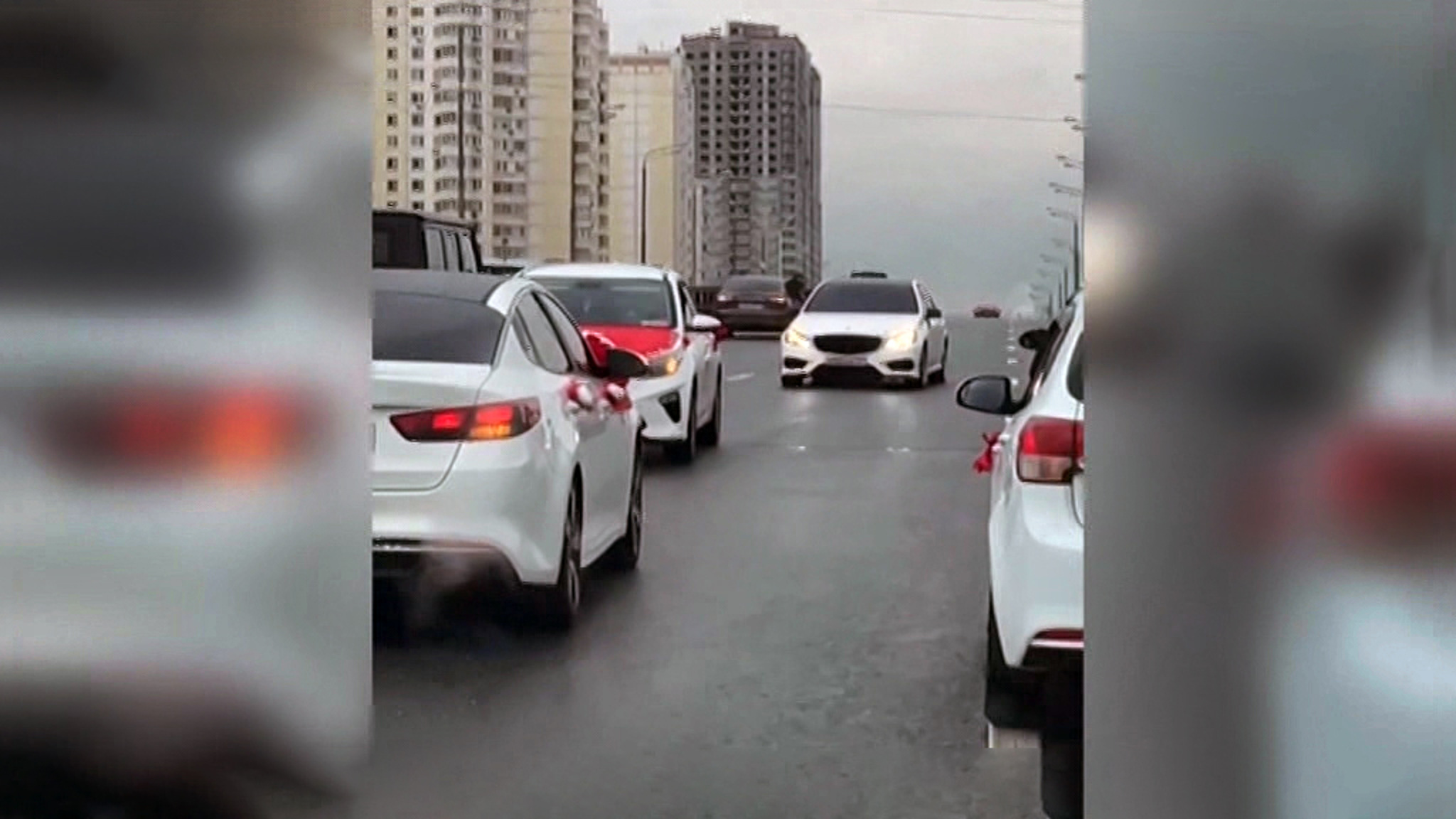 Варшавское шоссе встало, пока свадебный кортеж развлекался