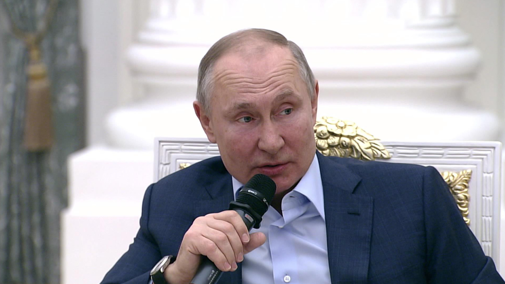 Помогать другим – это призвание: важный разговор президента с волонтерами