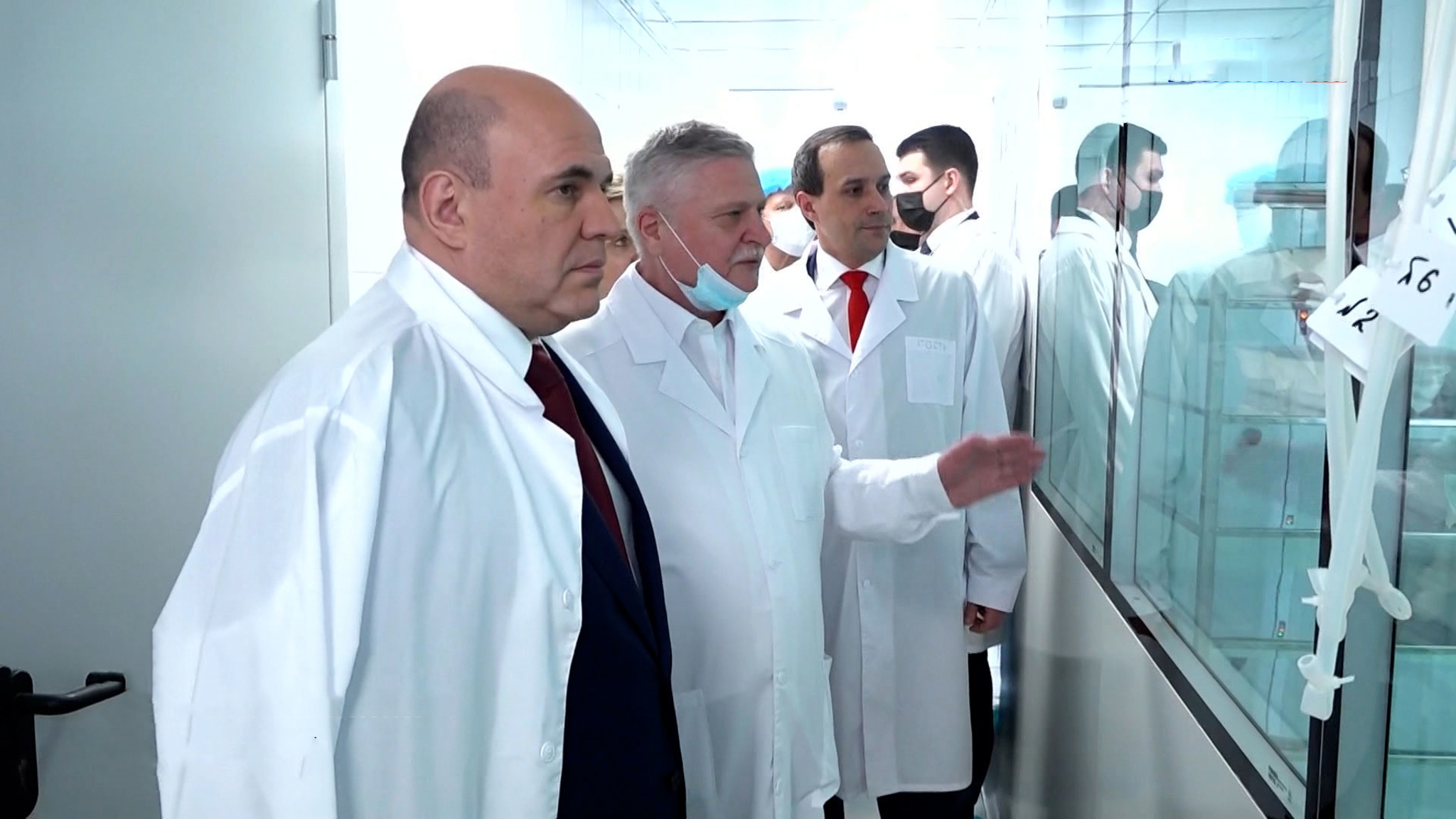 Мишустин: массовая вакцинация россиян от коронавируса должна завершиться к осени